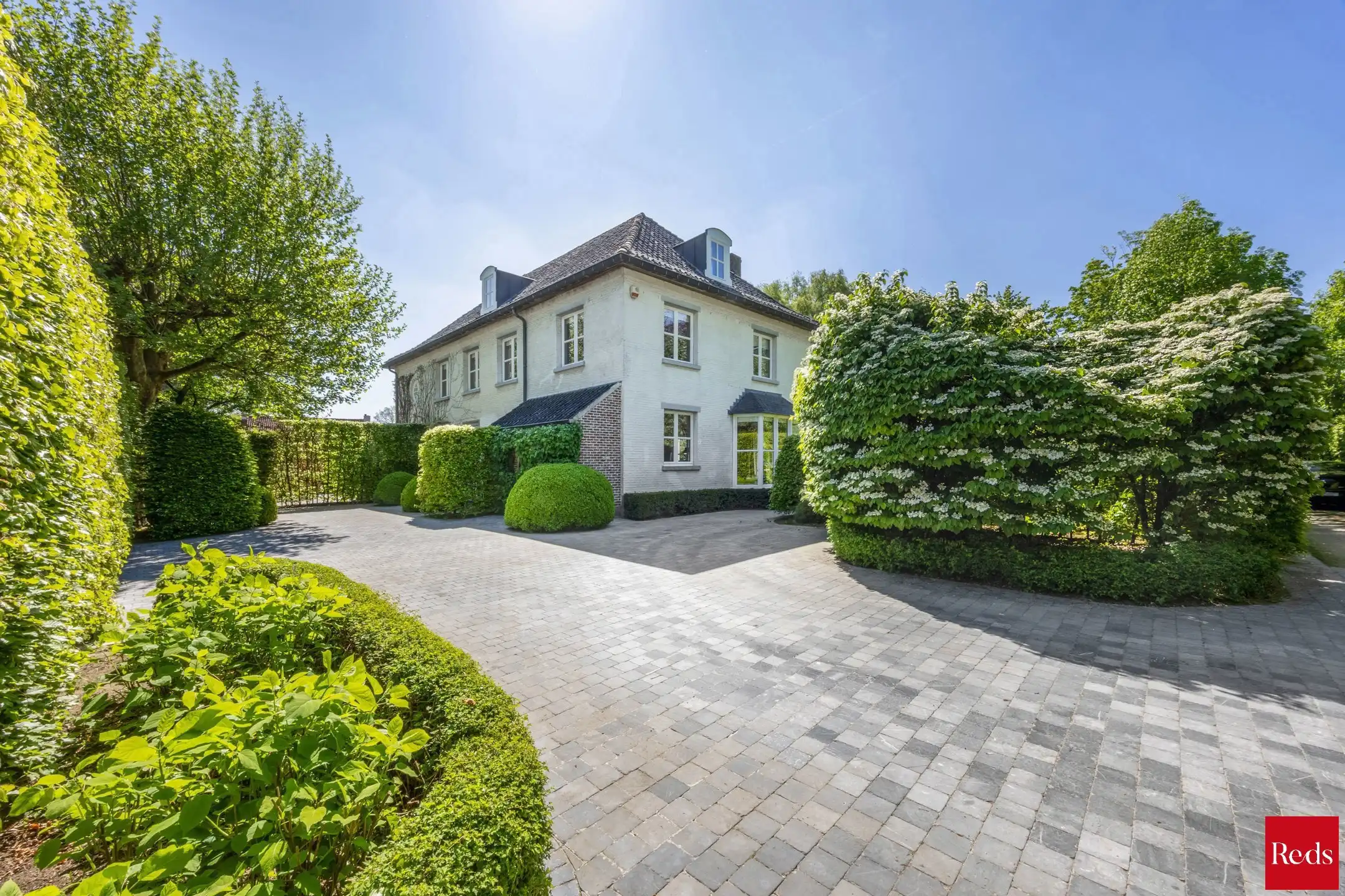 Statige luxevilla op royaal perceel van 3.877 m² met zwembad foto 7