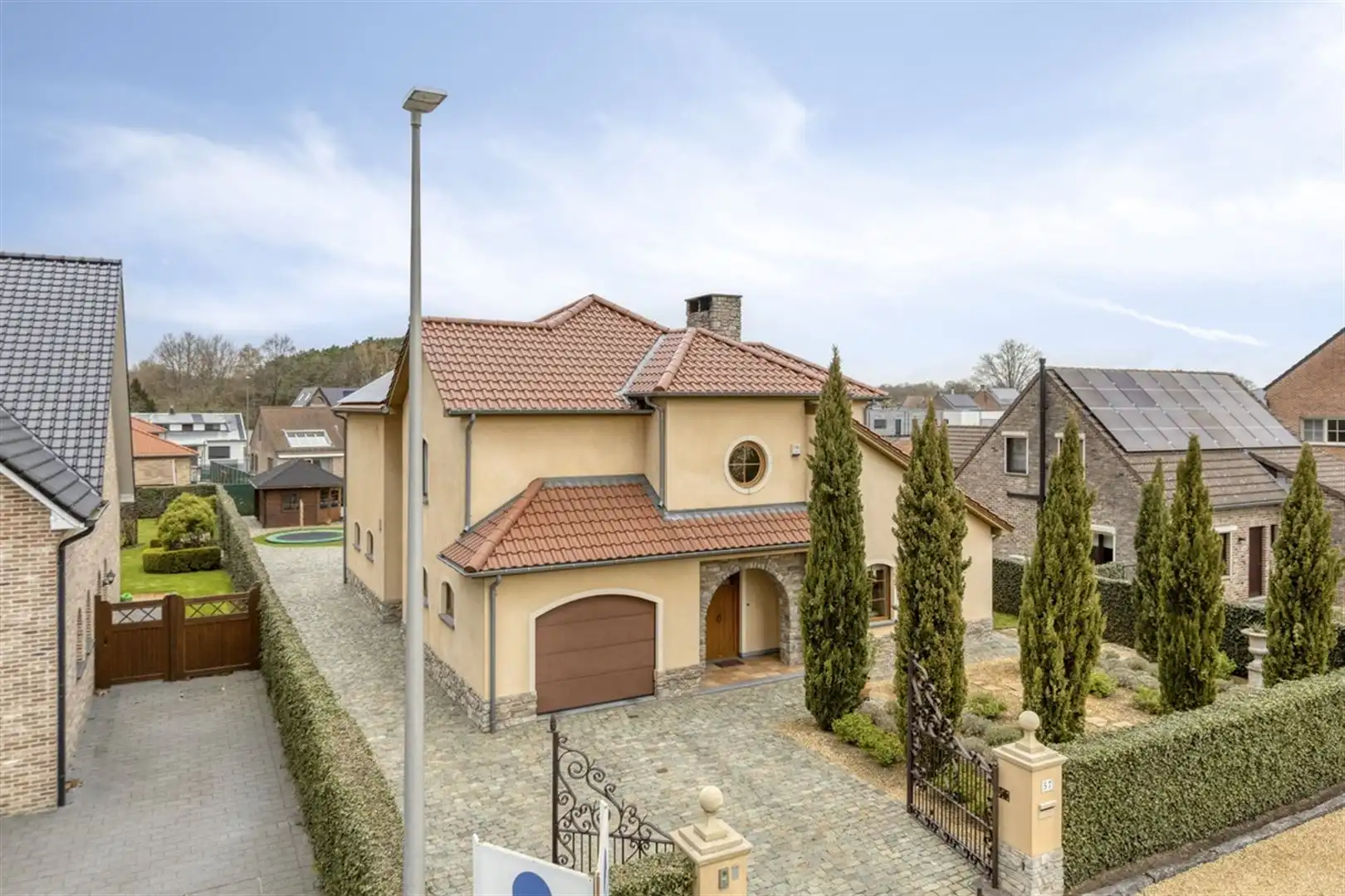 TE KOOP: Toscaanse villa met 3 slaapkamers te Heusden-Zolder! foto 2