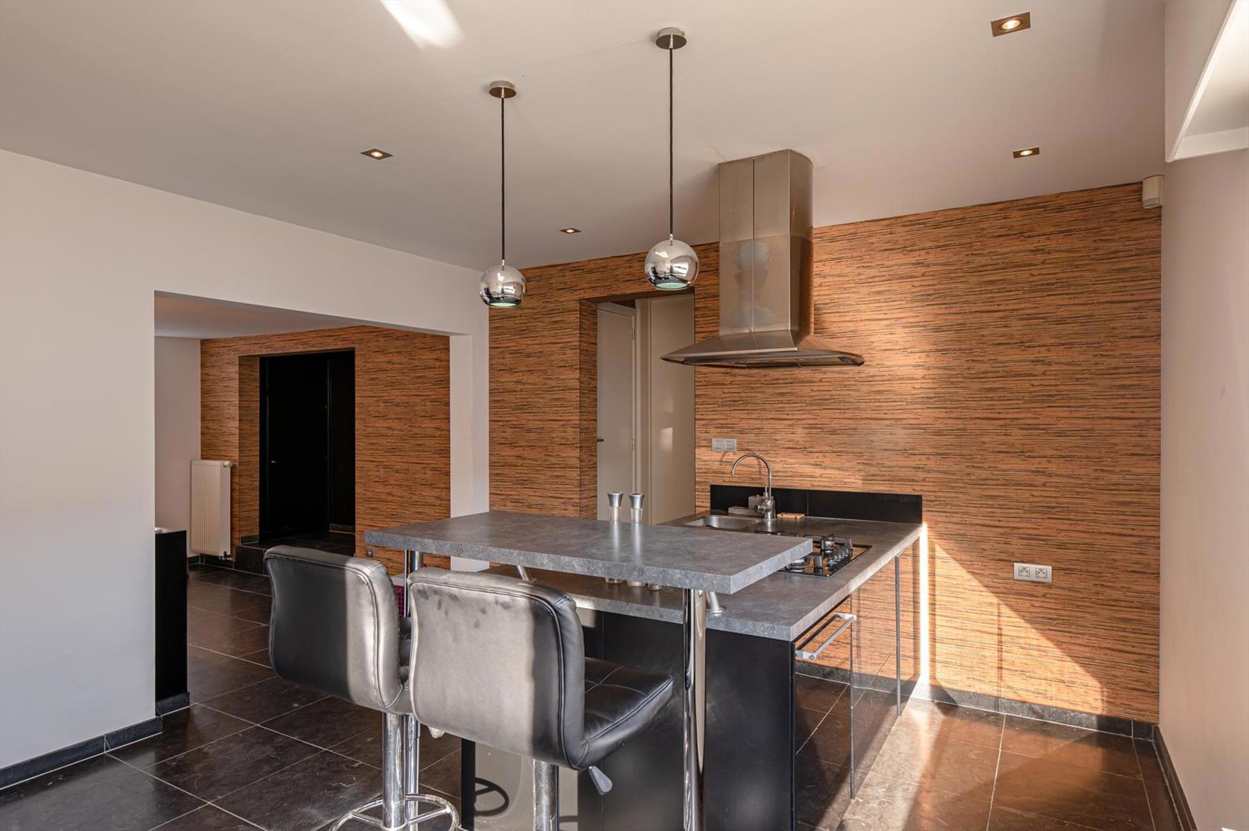 Woning met multifunctioneel gelijkvloers en magazijn/garage op een perceel van 536m². foto 10