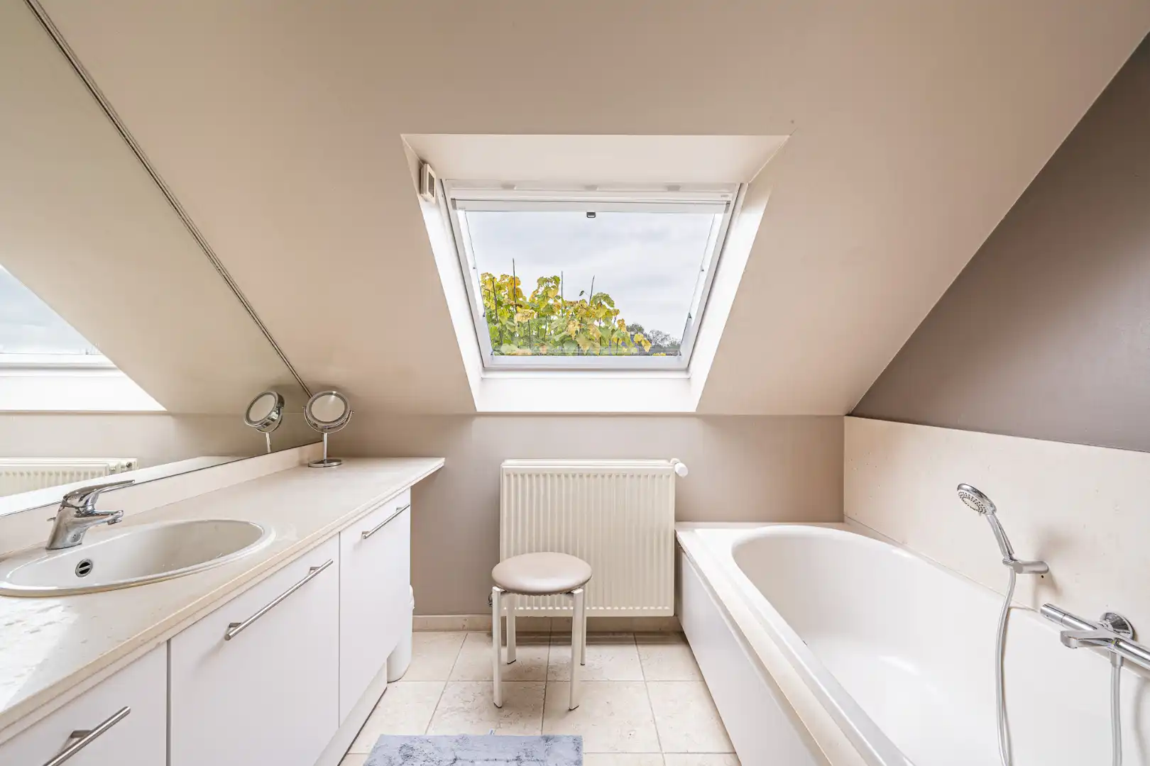 Ruime, instapklare villa met 4 slaapkamers, dubbele garage, burearuimte en aangelegde tuin op ideale ligging in Menen.  foto 16