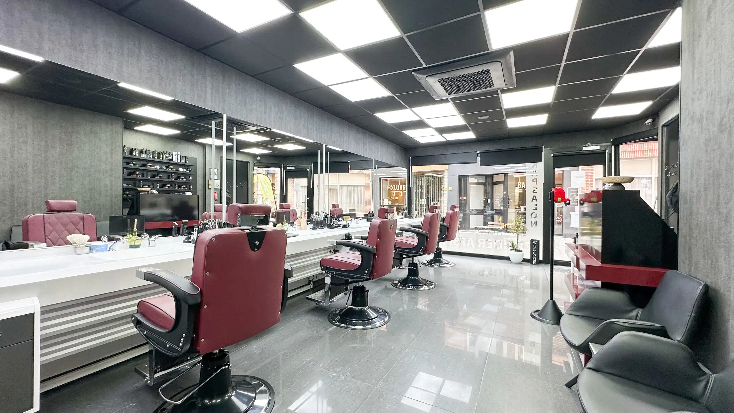 Vernieuwde Kapperszaak op topligging in het Hart van Diest! foto 7