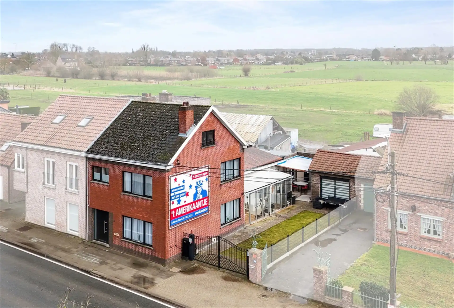 Hoofdfoto van de publicatie: Instapklare, halfopen bebouwing, met 6 slaapkamers, op 329m² grond te Overmere. 