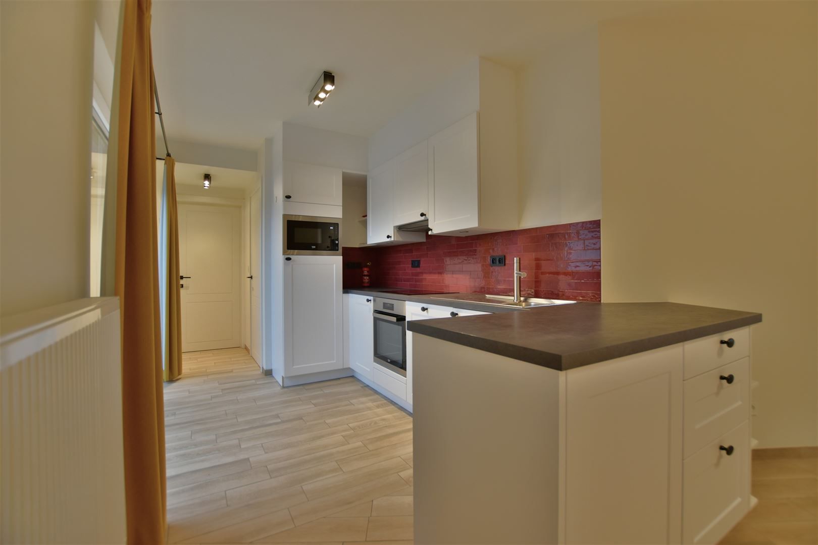 Instapklaar gelijkvloers appartement met koer en garage vrijstaande.  foto 10