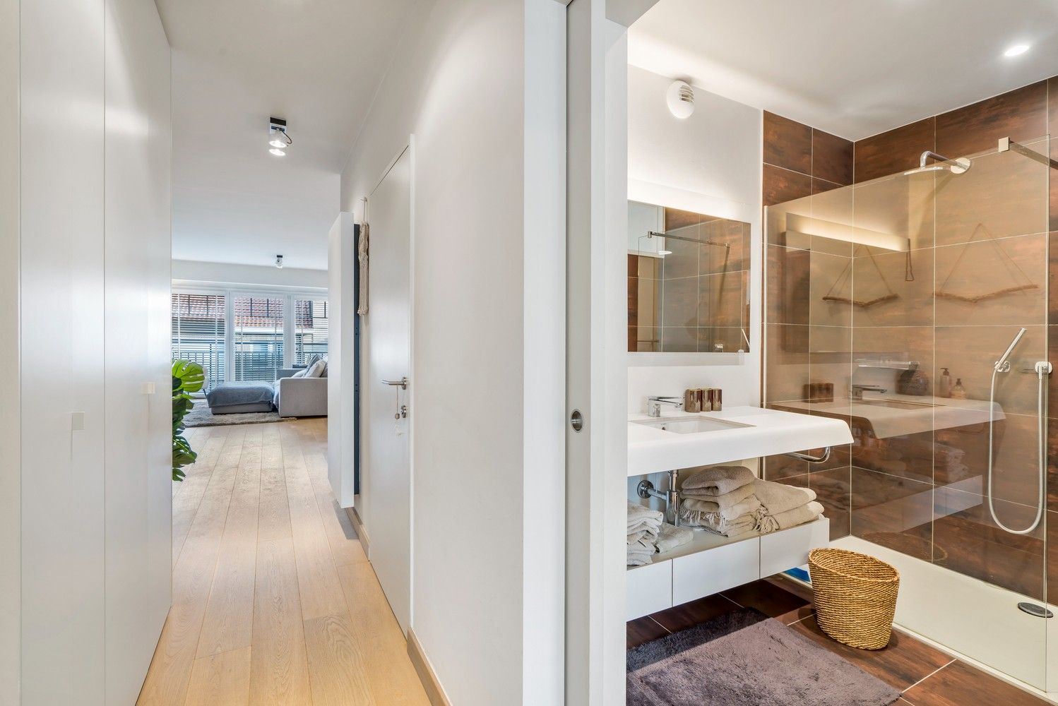 Volledig instapklaar, hedendaags en zeer stijlvol gemeubeld appartement met 2 slaapkamers foto 9