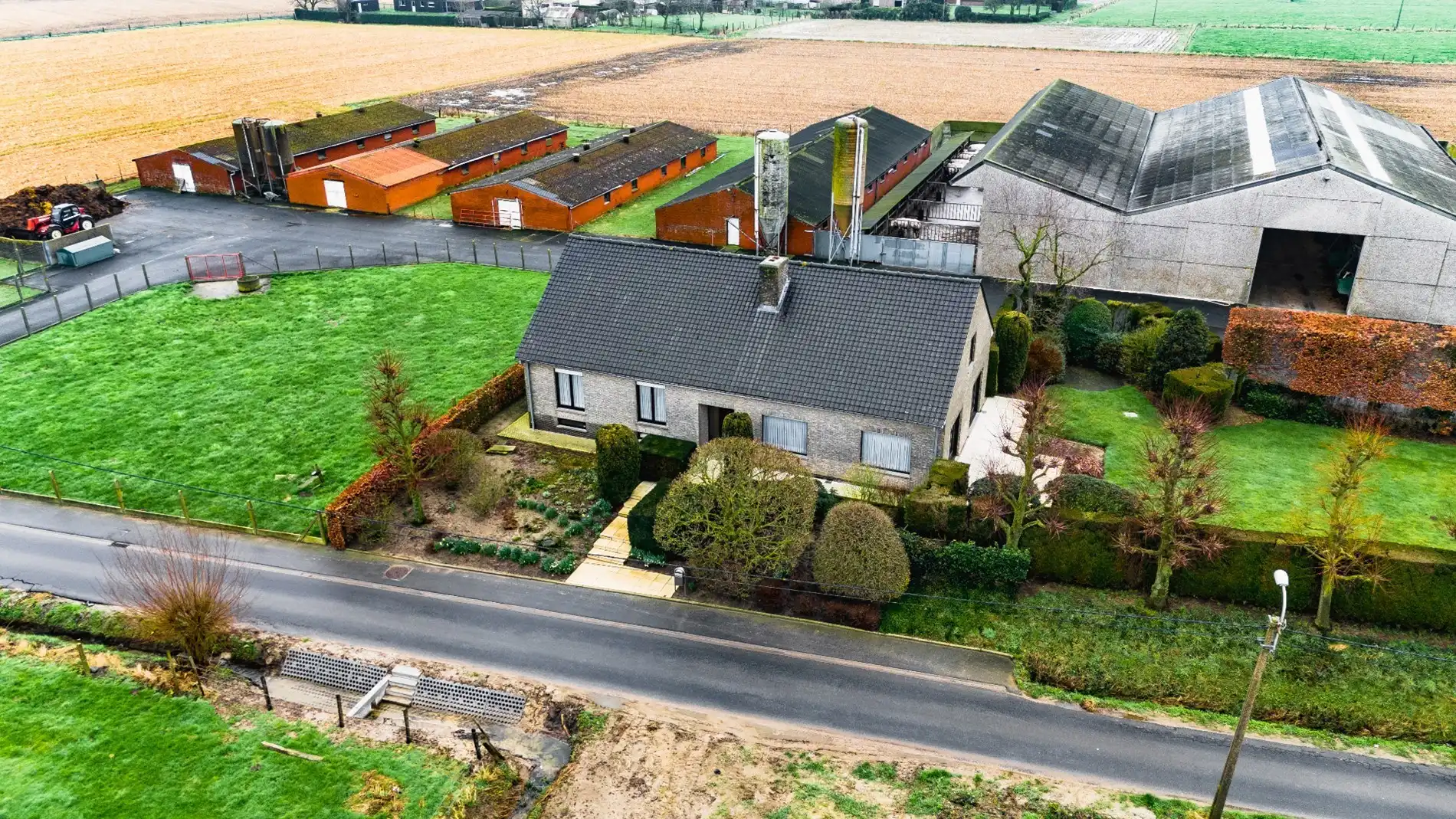 Woning op een perceel van 1394 m² en een terrein met groente- en veeteeltgebouwen op 7425 m² foto 2