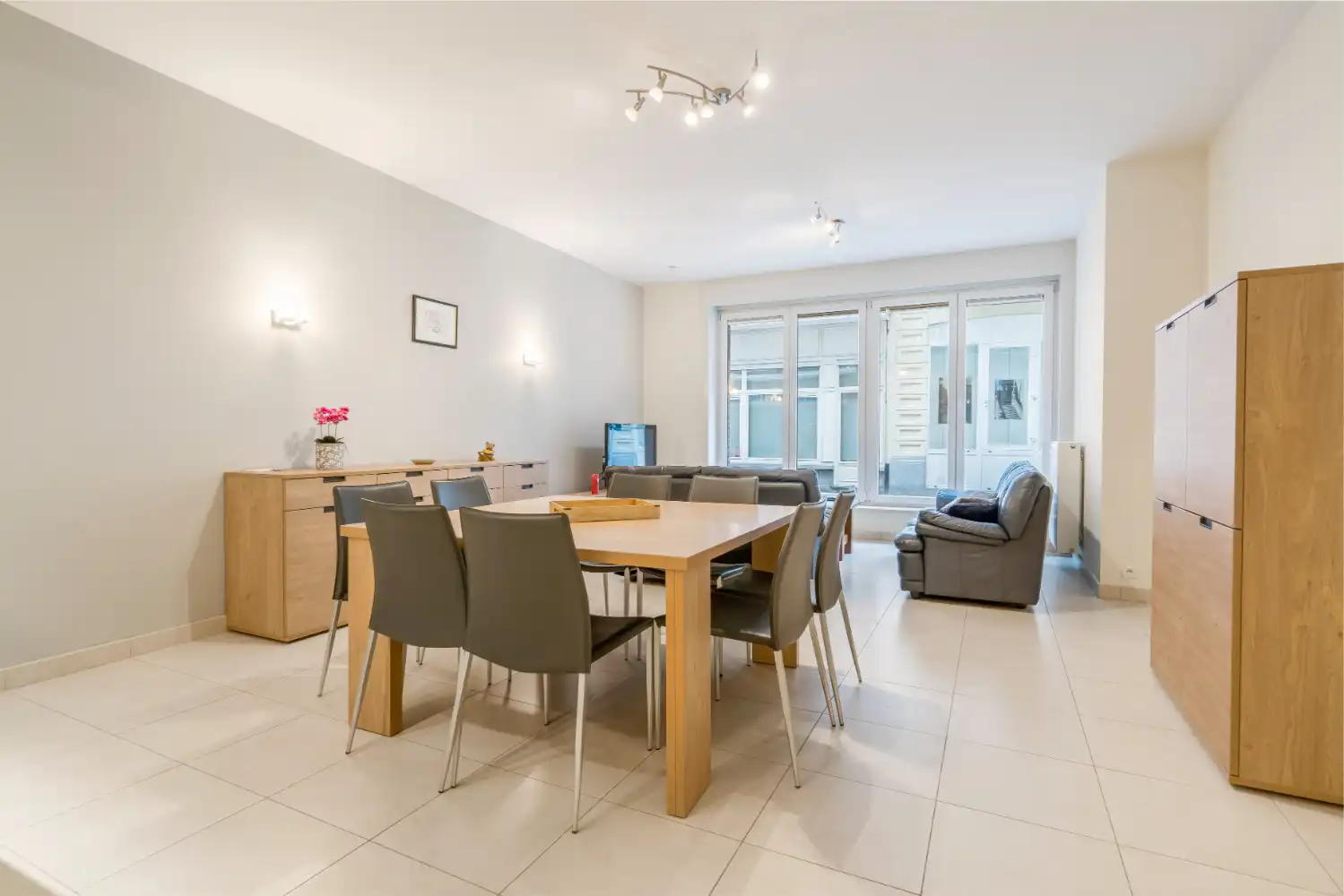 Ruim gelijkvloers appartement met drie slaapkamers en twee badkamers. In het centrum en dichtbij de Dijk en het strand van Blankenberge. Dit appartement wordt gemeubeld verhuurd. foto 5