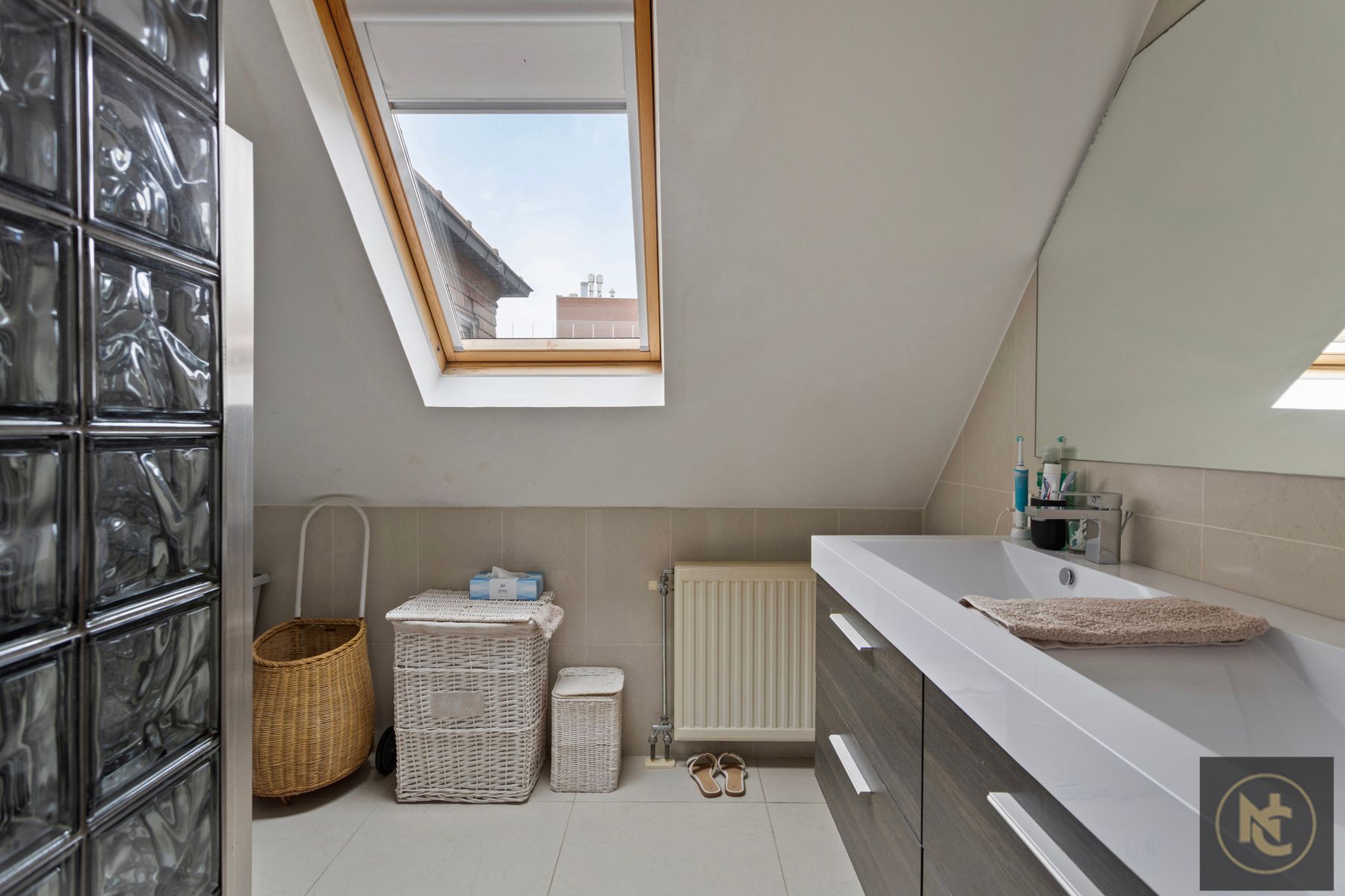 Stijlvol dakappartement met 1 slaapkamer en autostaanplaats foto 13