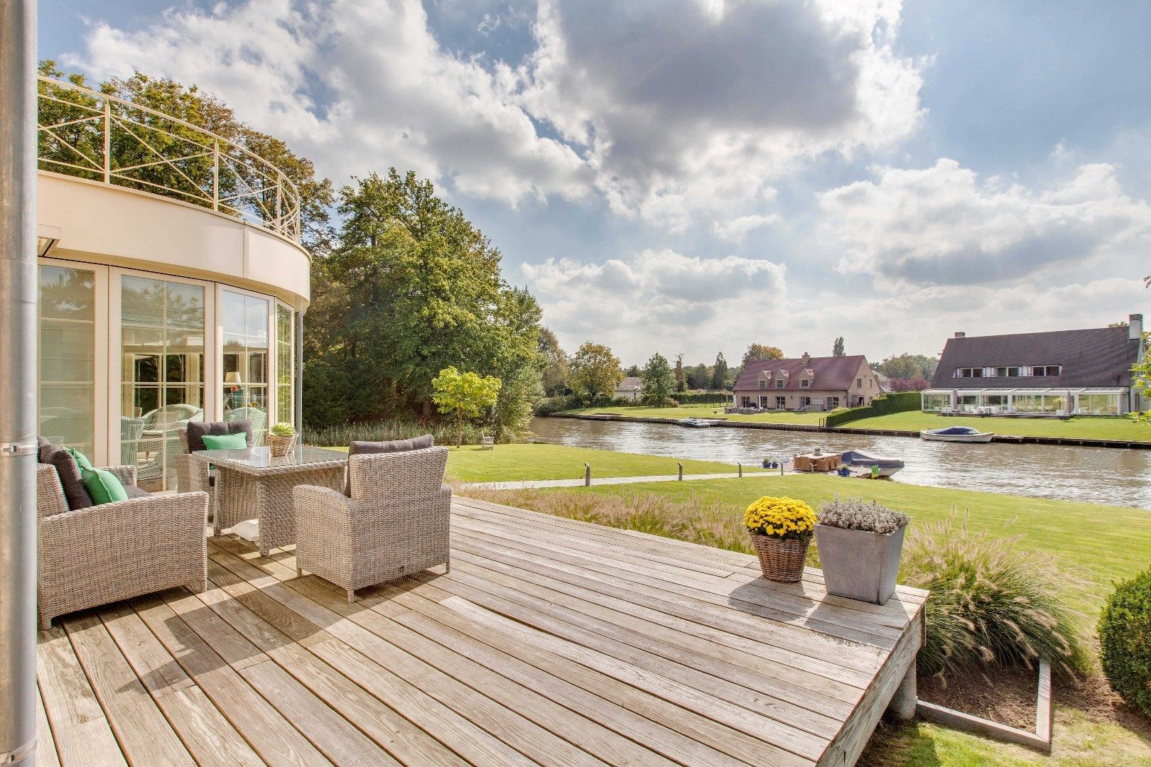 Riante villa  met omliggende tuin aan de Leie op een perceel van 1369m². foto 3