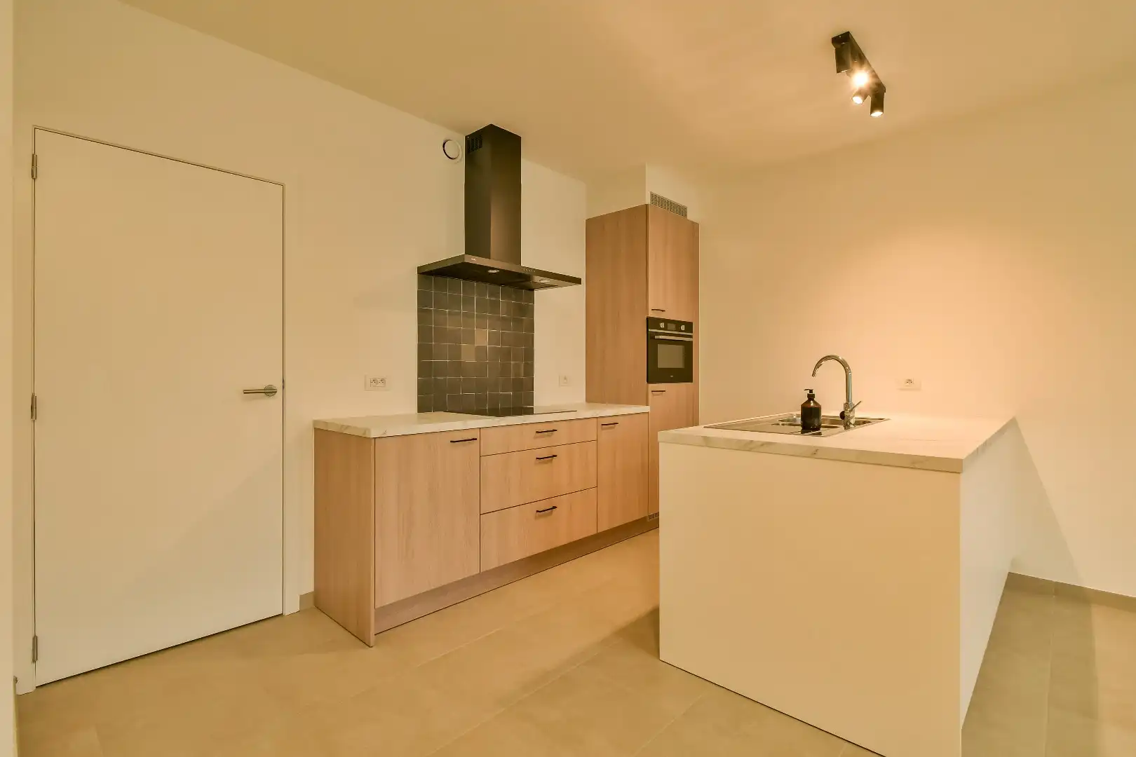 Gelijkvloerse appartement te huur in centrum Torhout! foto 4