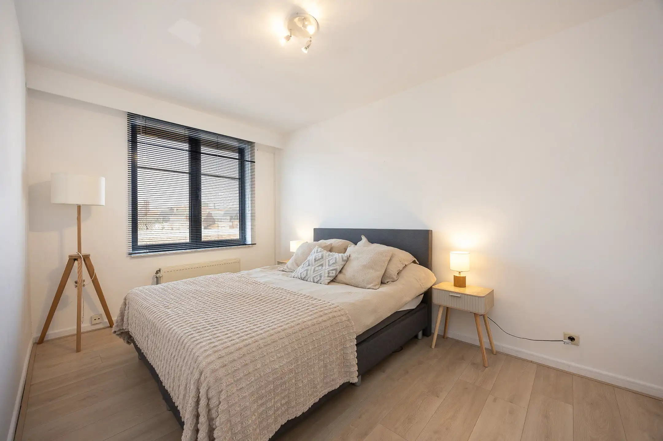 Centraal gelegen 2 slpk app met ruim terras en staanplaats. foto 13