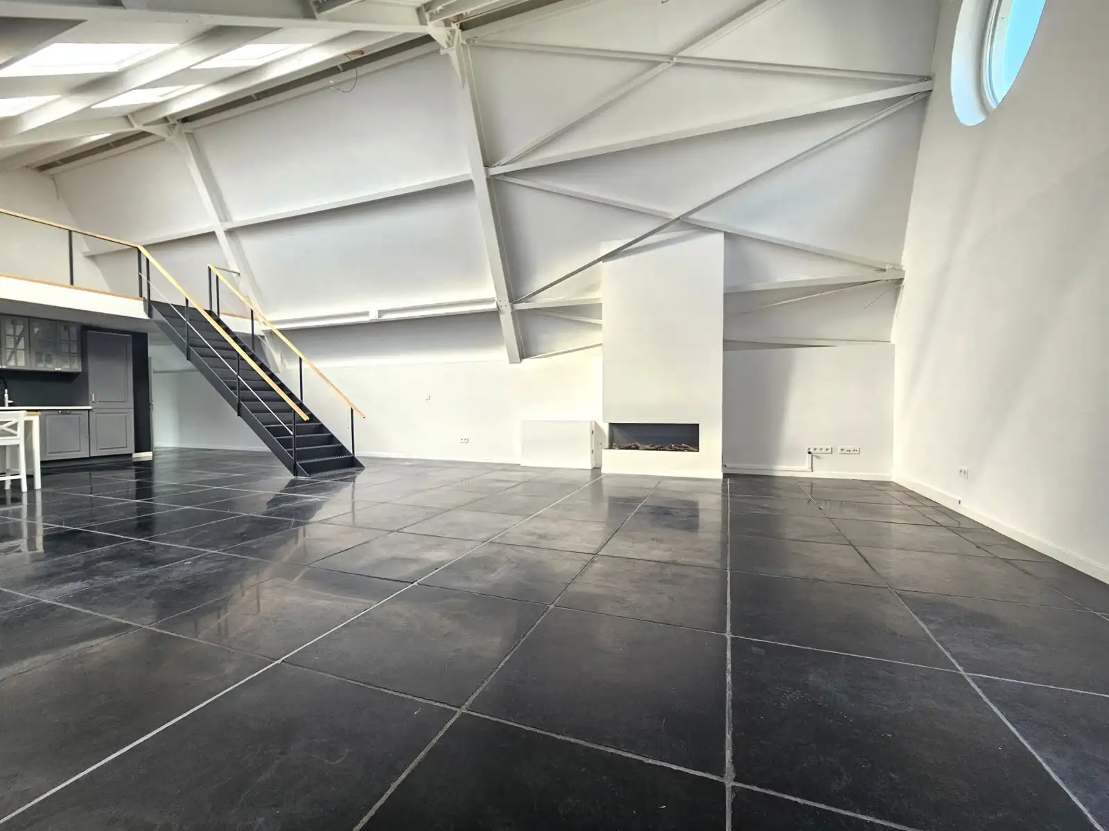 Stijlvolle loft met 2 slaapkamers en terras op centrale ligging foto 3