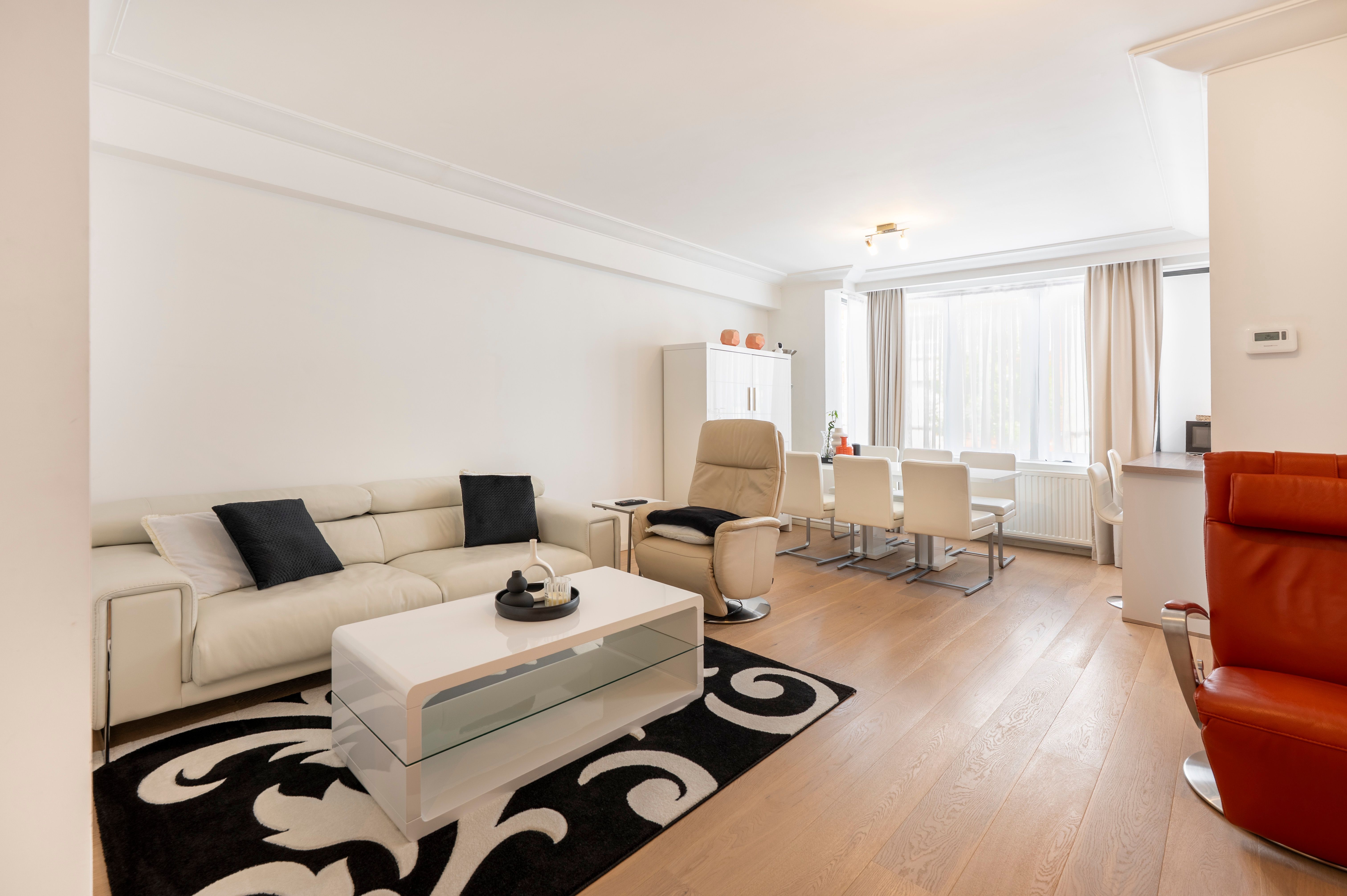 Lichtrijk twee slaapkamer appartement op centrale locatie te Merksem! foto {{pictureIndex}}