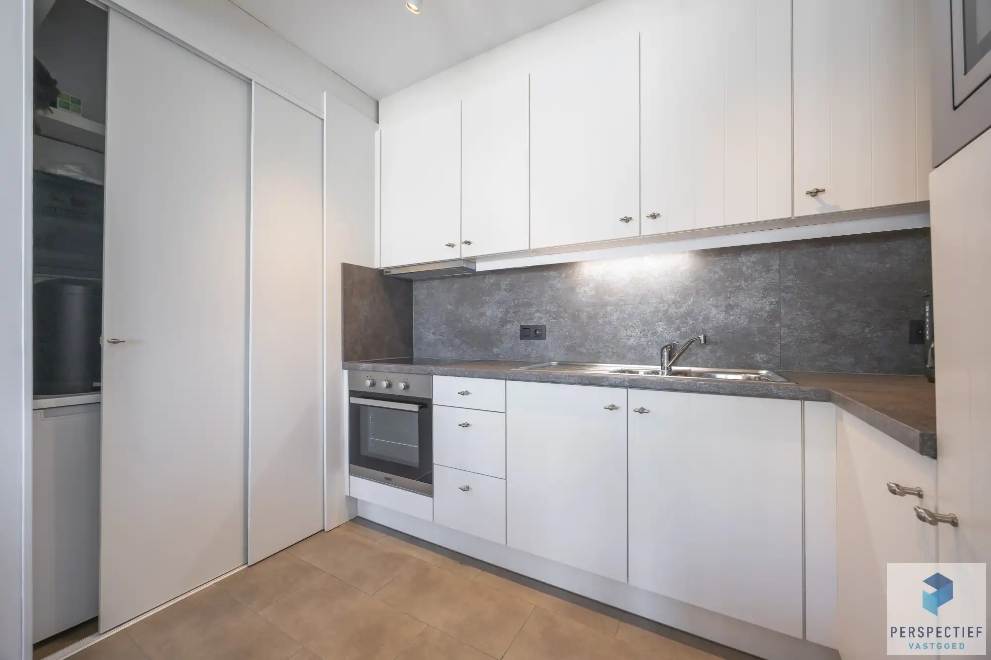 Goed gelegen ruim vernieuwd 2 slaapkamer appartement met terras en grote berging. foto 13