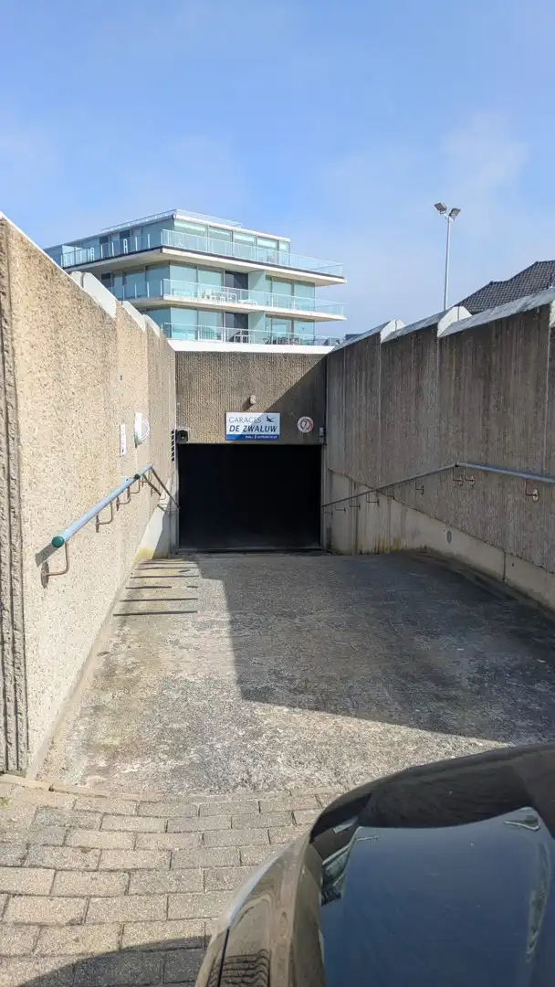 Gesloten garagebox te huur in het centrum van St. Idesbald foto 2