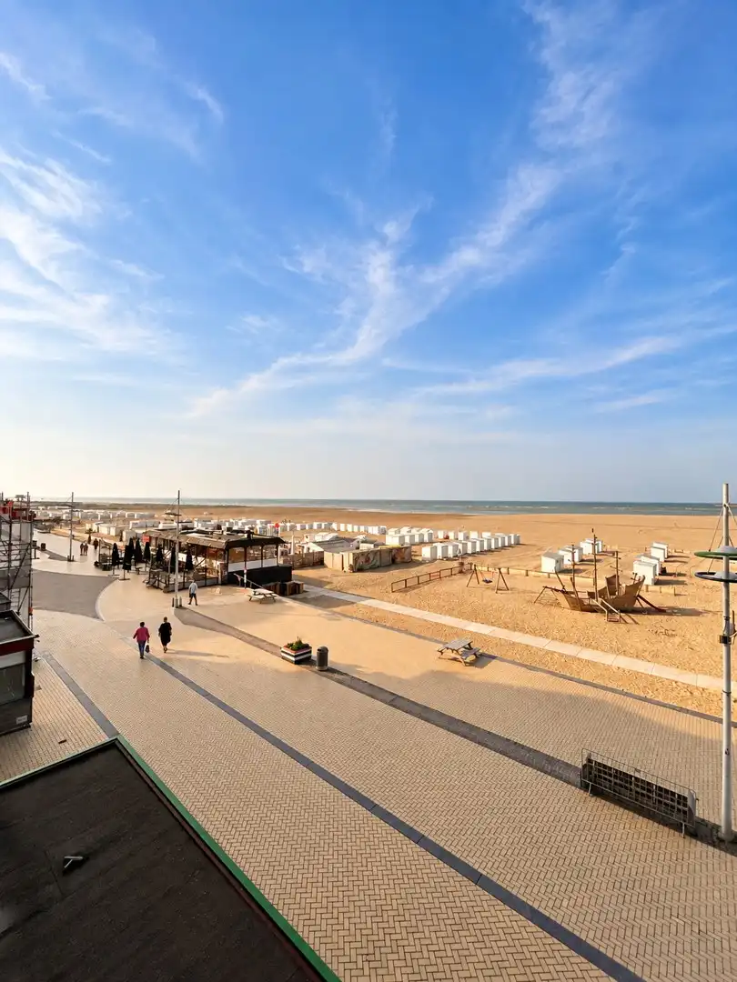 Charmante studio met frontaal zeezicht op de Zeedijk van Zeebrugge foto 8
