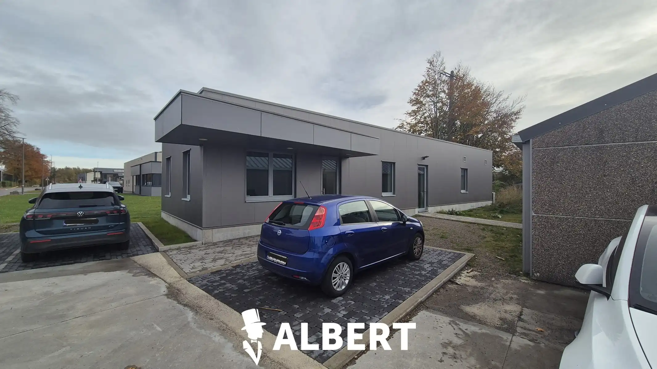 Industriële site met kantoorgebouw en hallen foto 4