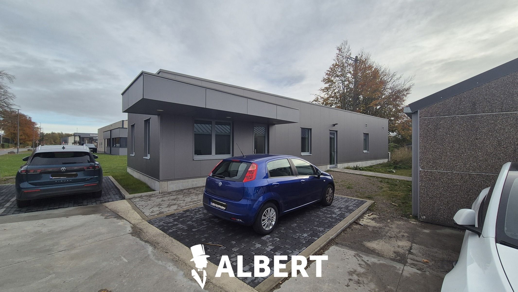 Industriële site met kantoorgebouw en hallen foto 4