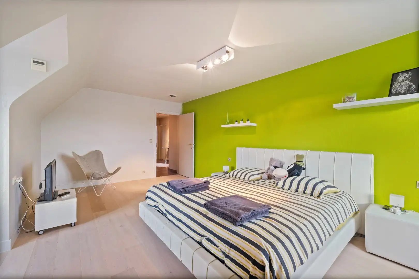 KWALITATIEF AFGEWERKTE VILLA IN RUSTIGE WIJK MET EPC B (172), 4 SLPKS, DUBBELE GARAGE EN 325M² BEW. OPP. foto 22