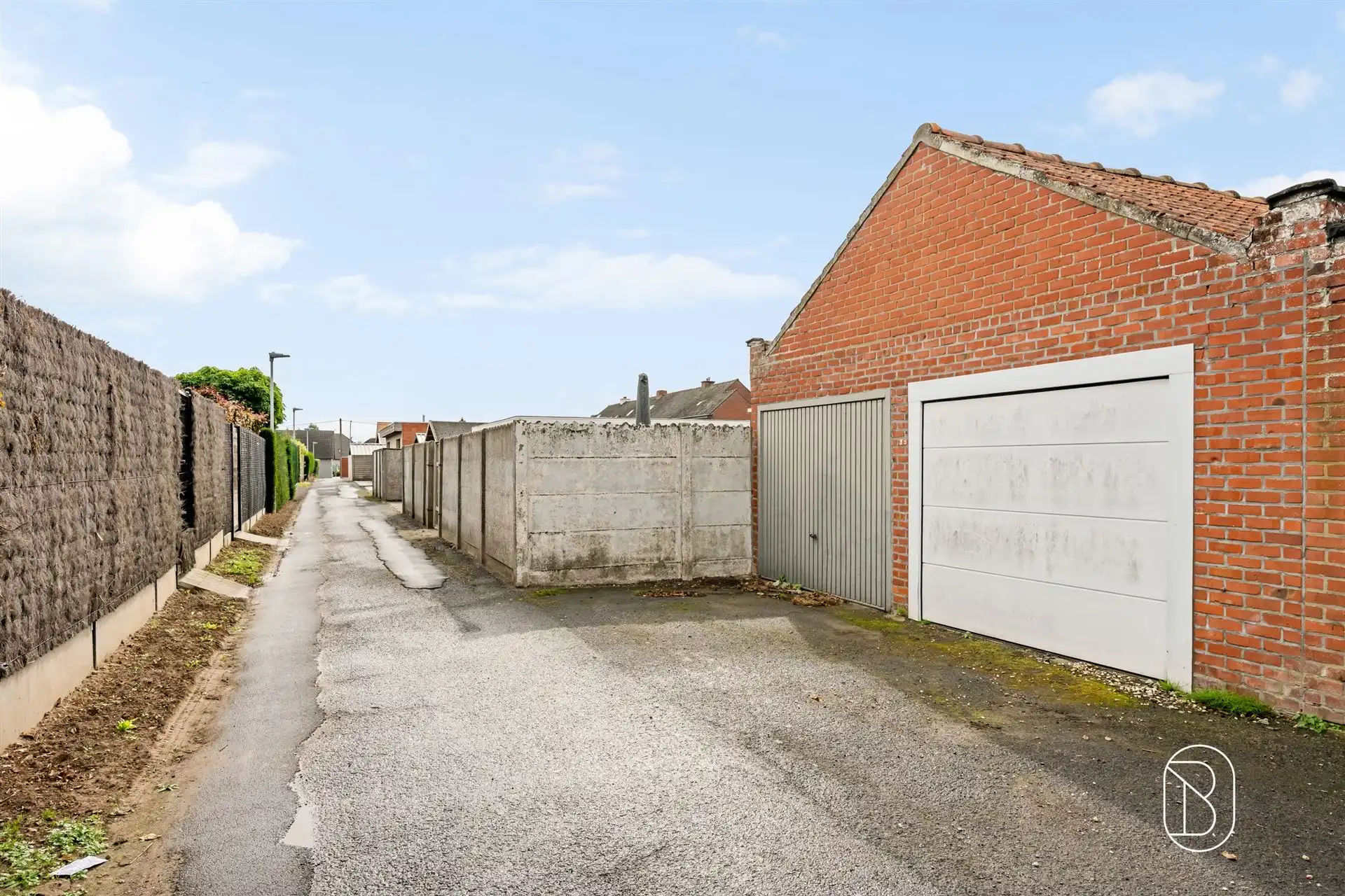 Op te frissen woning met ruime garage, 3 SLK en uitweg! foto 5