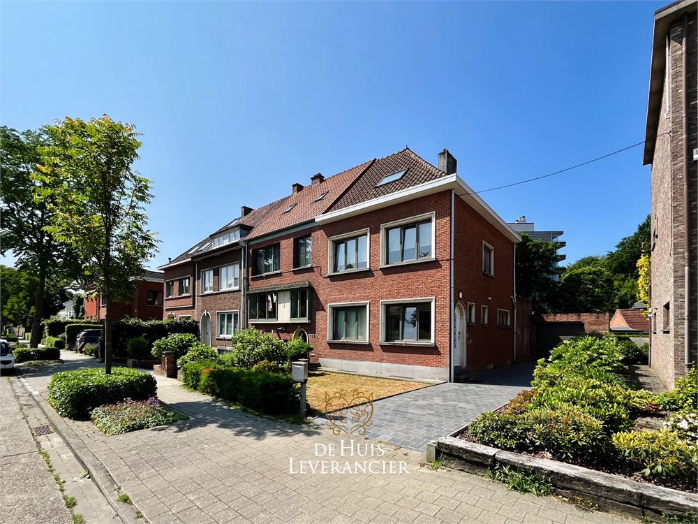 Prachtige, gerenoveerde woning met tuin en garage op toplocatie te koop in Mortsel! foto 2