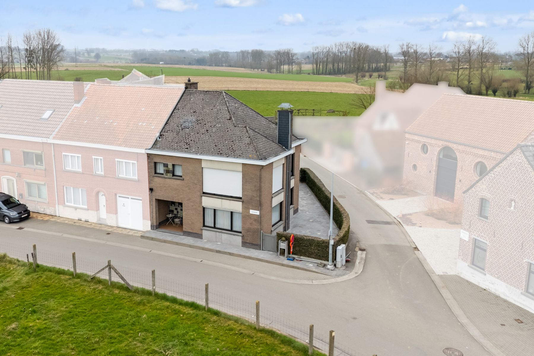 Hoofdfoto van de publicatie: Rustig gelegen halfopen bebouwing 