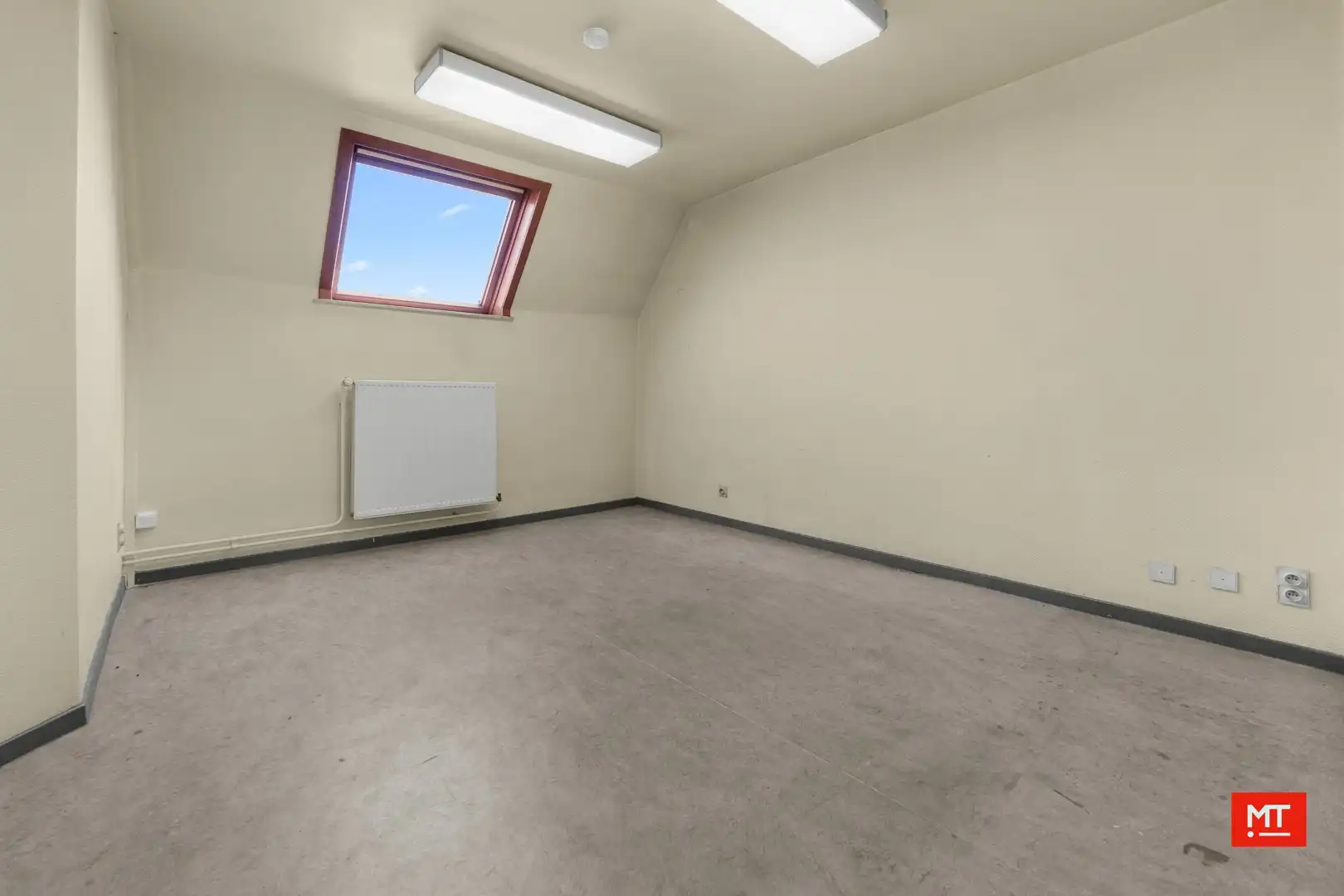 Voormalig politiecommissariaat te koop in Westrozebeke foto 19