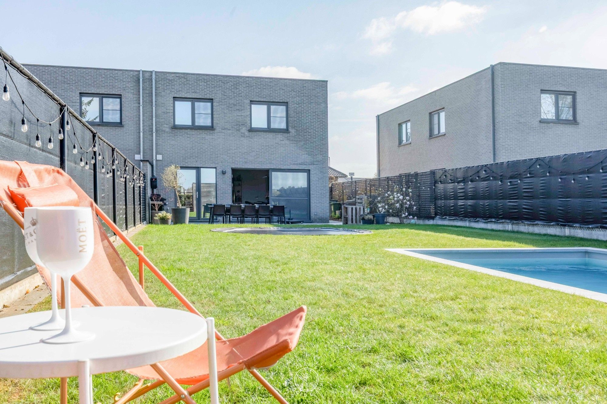 Instapklaar genieten in een moderne woning met tuin en zwembad foto {{pictureIndex}}
