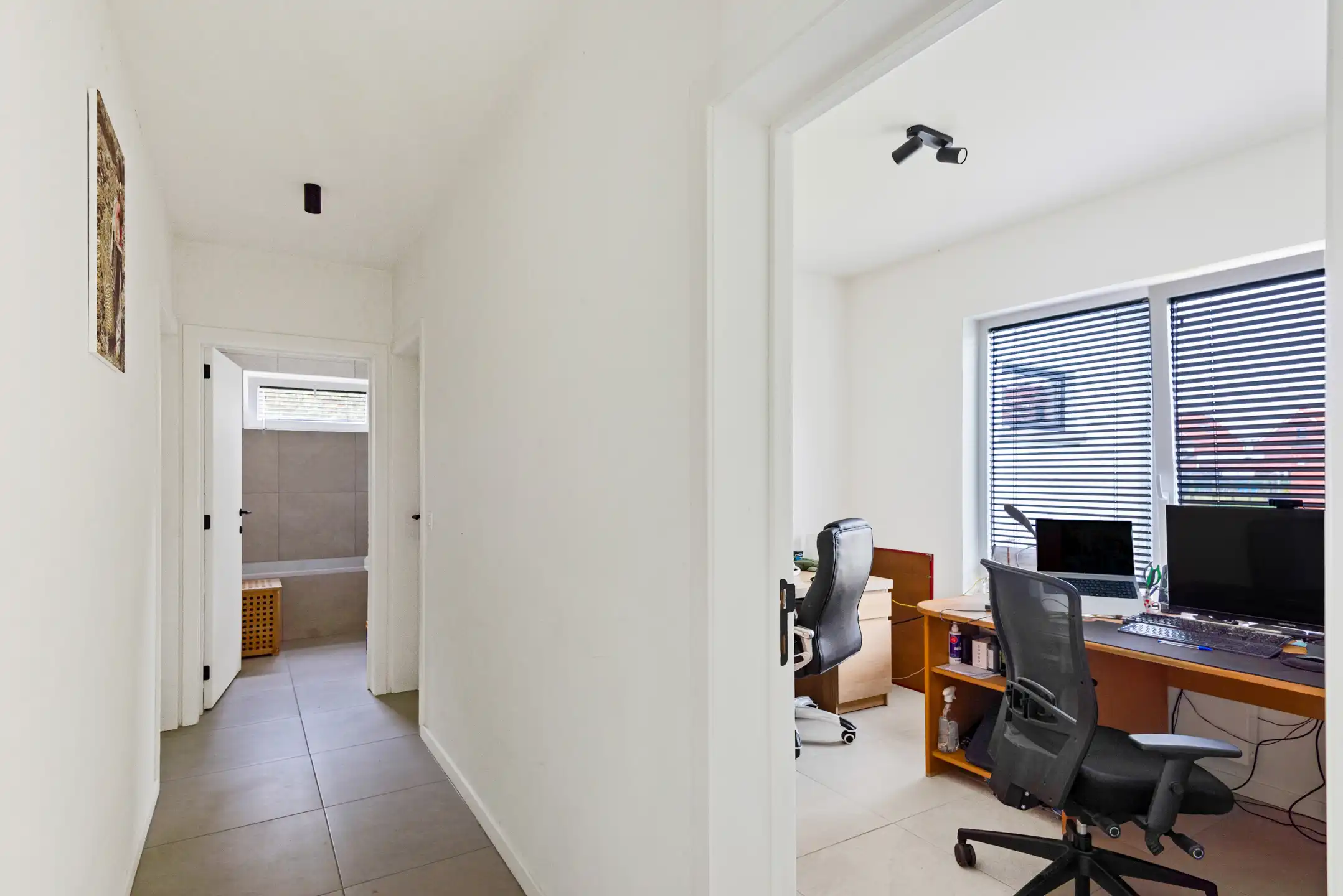 Moderne, instapklare Bungalow met 4 slpk. en 2 badk. en bijgebouw op 12 are 30 ca foto 8