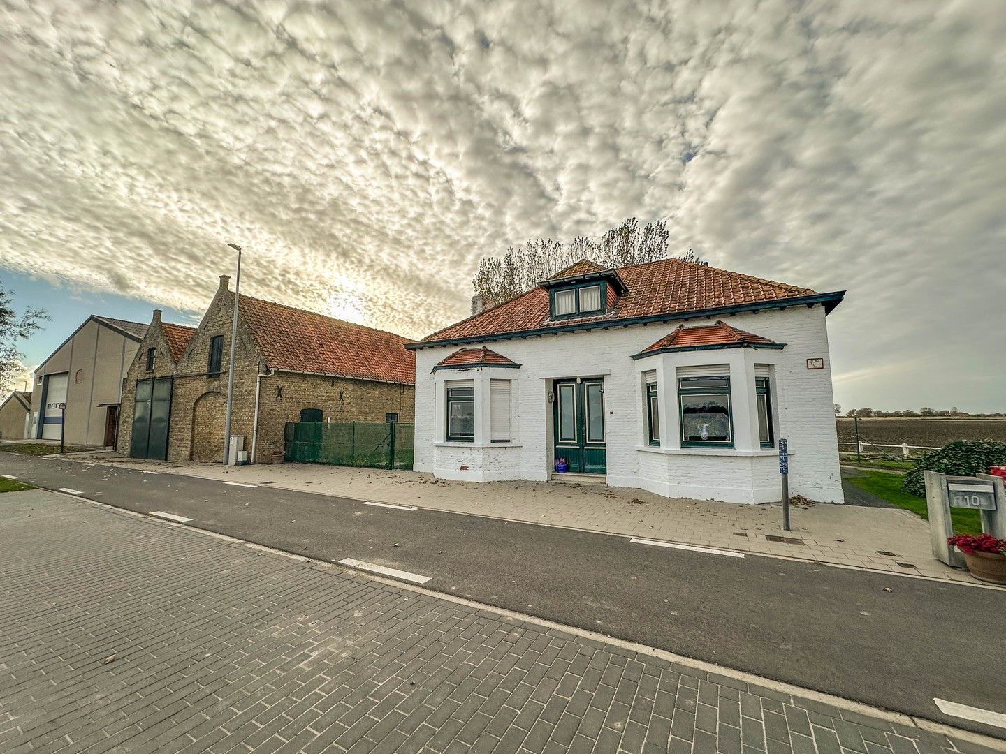 Te renoveren woning met grote garage/opslagruimte Schore. foto 3