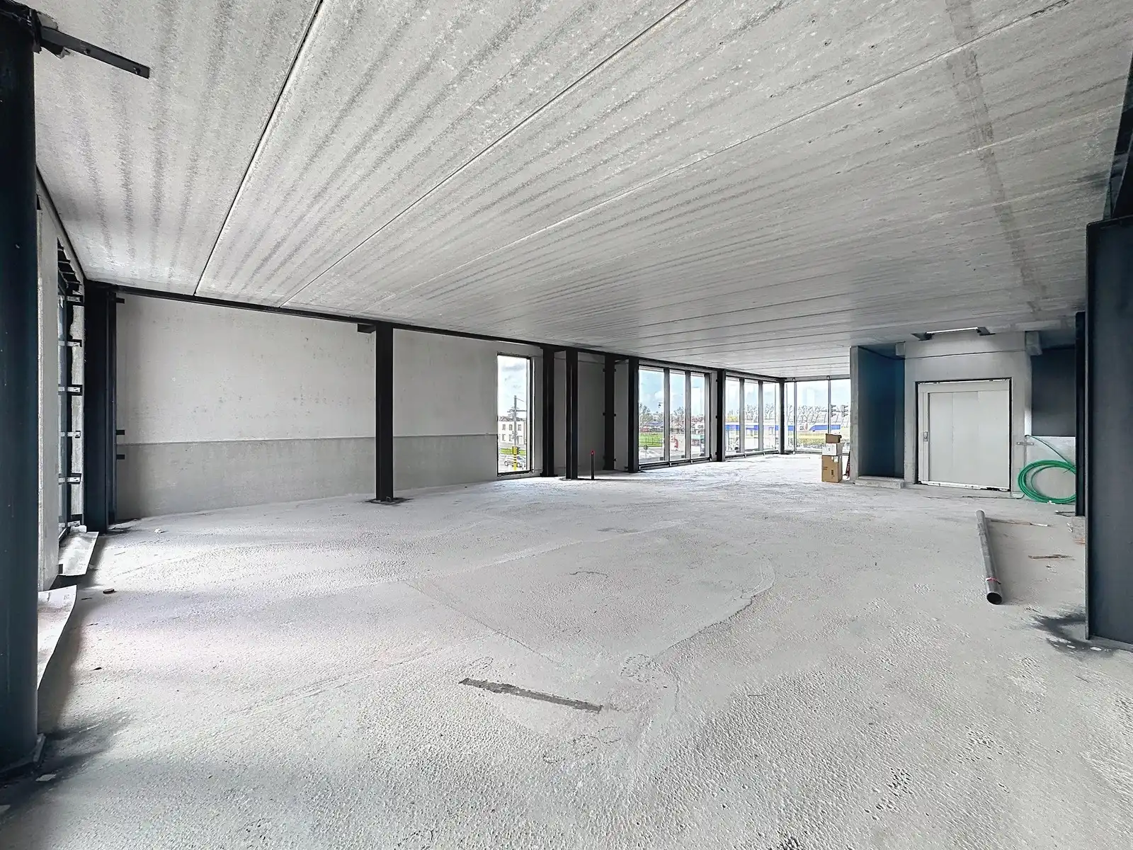 Op hoek-en zichtlocatie te Maldegem: Casco-KANTOORRUIMTE (285m²) met zonne-TERRAS (50m²) TE HUUR op eerste verdieping (lift aanwezig)! foto 6