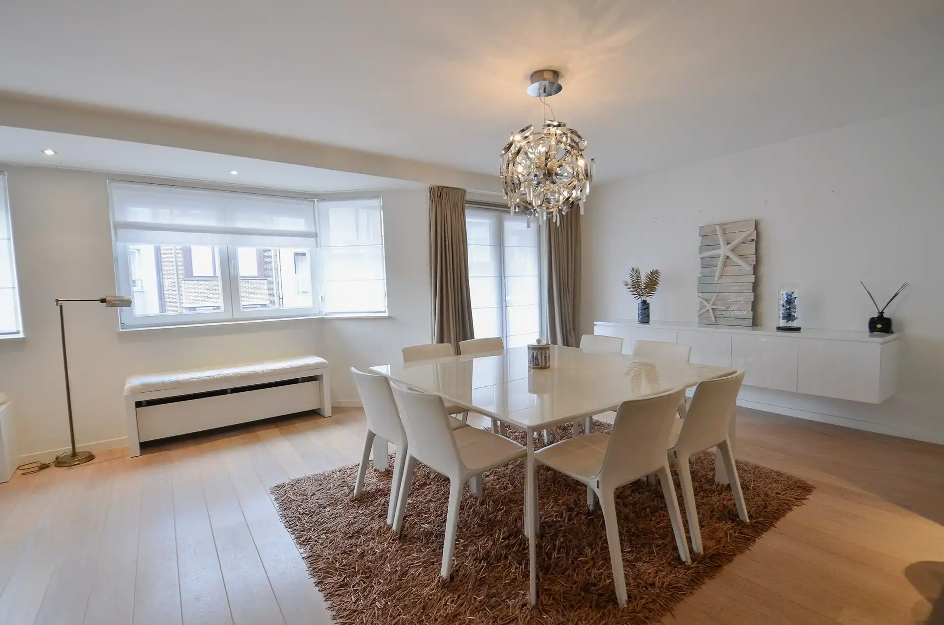 Topaanbieding – Uitzonderlijk ruim appartement gelegen in een stijlvolle residentie. foto 8