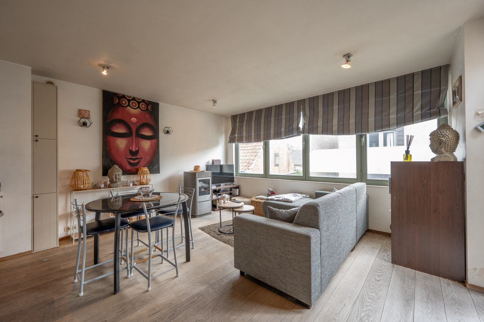 Appartement met 2 slaapkamers, terras en staanplaats. foto {{pictureIndex}}