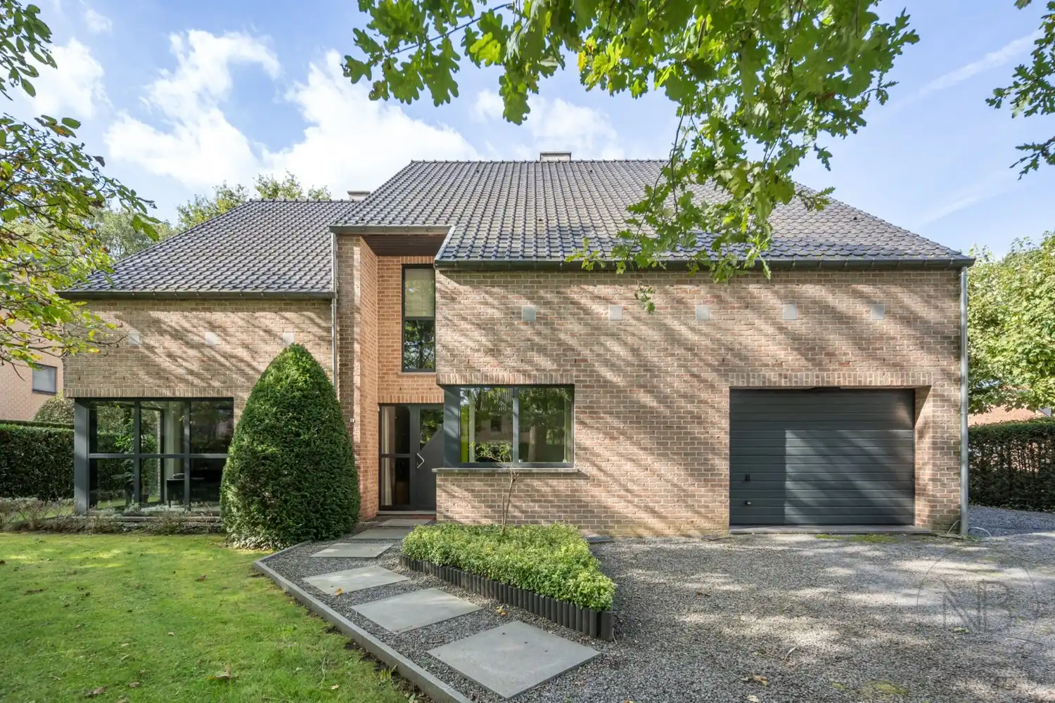 Ruime en verzorgde gezinswoning op een gunstige locatie in De Bret (14,4 are)! foto {{pictureIndex}}