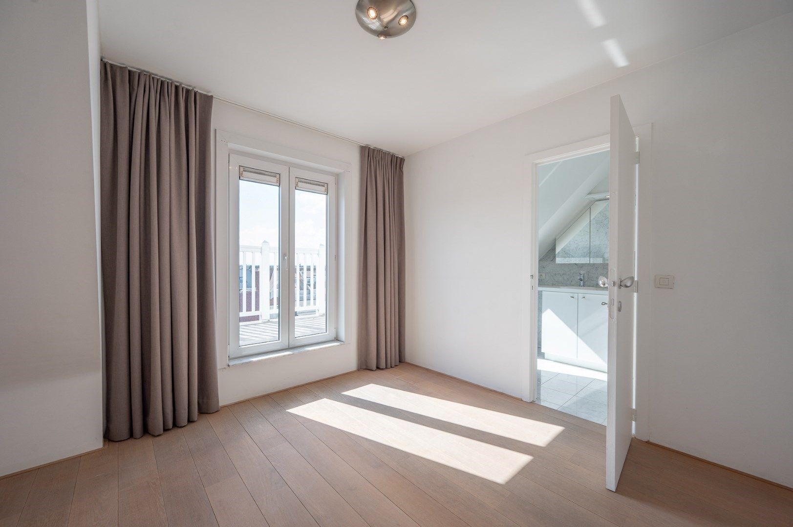 Aangenaam duplexdakappartement met prachtige zonneterrassen gelegen in de Dumortierlaan. foto 18