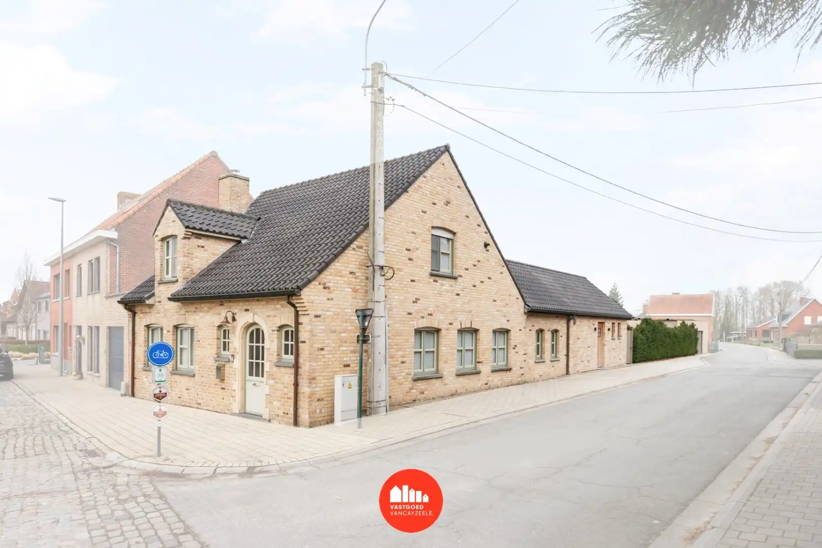 Instapklare, energiezuinige woning met tuin en dubbele garage in hartje Voormezele foto {{pictureIndex}}