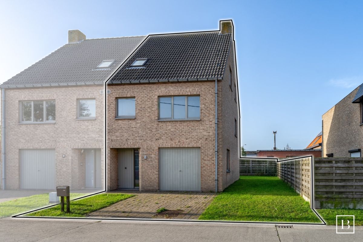 Halfopen, deels gerenoveerde woning op rustige locatie vlak bij zee foto {{pictureIndex}}