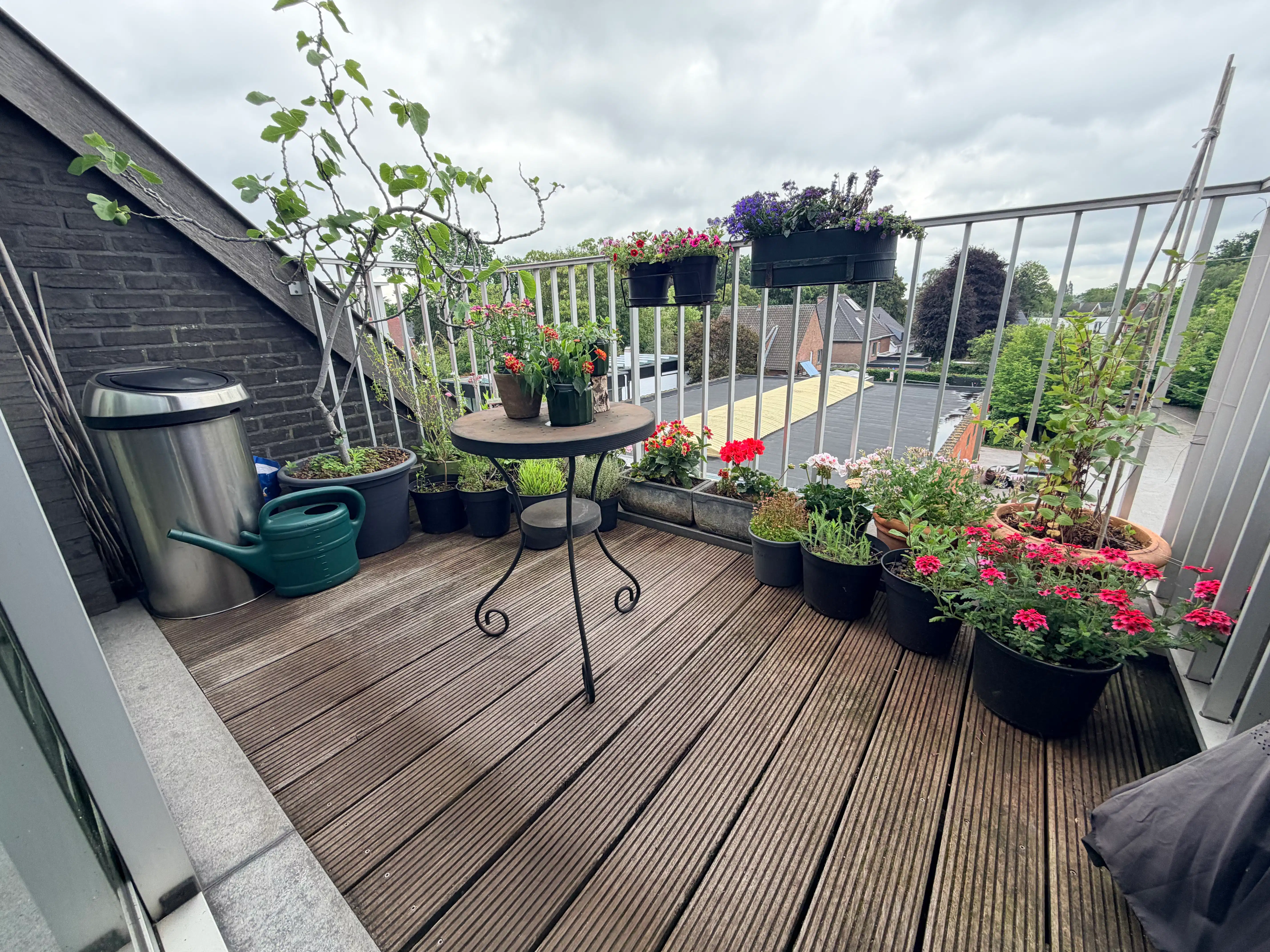 --- NIEUW --- Ruim duplex-appartement met zonnig terras en autostaanplaats in centrum Oostakker! foto {{pictureIndex}}