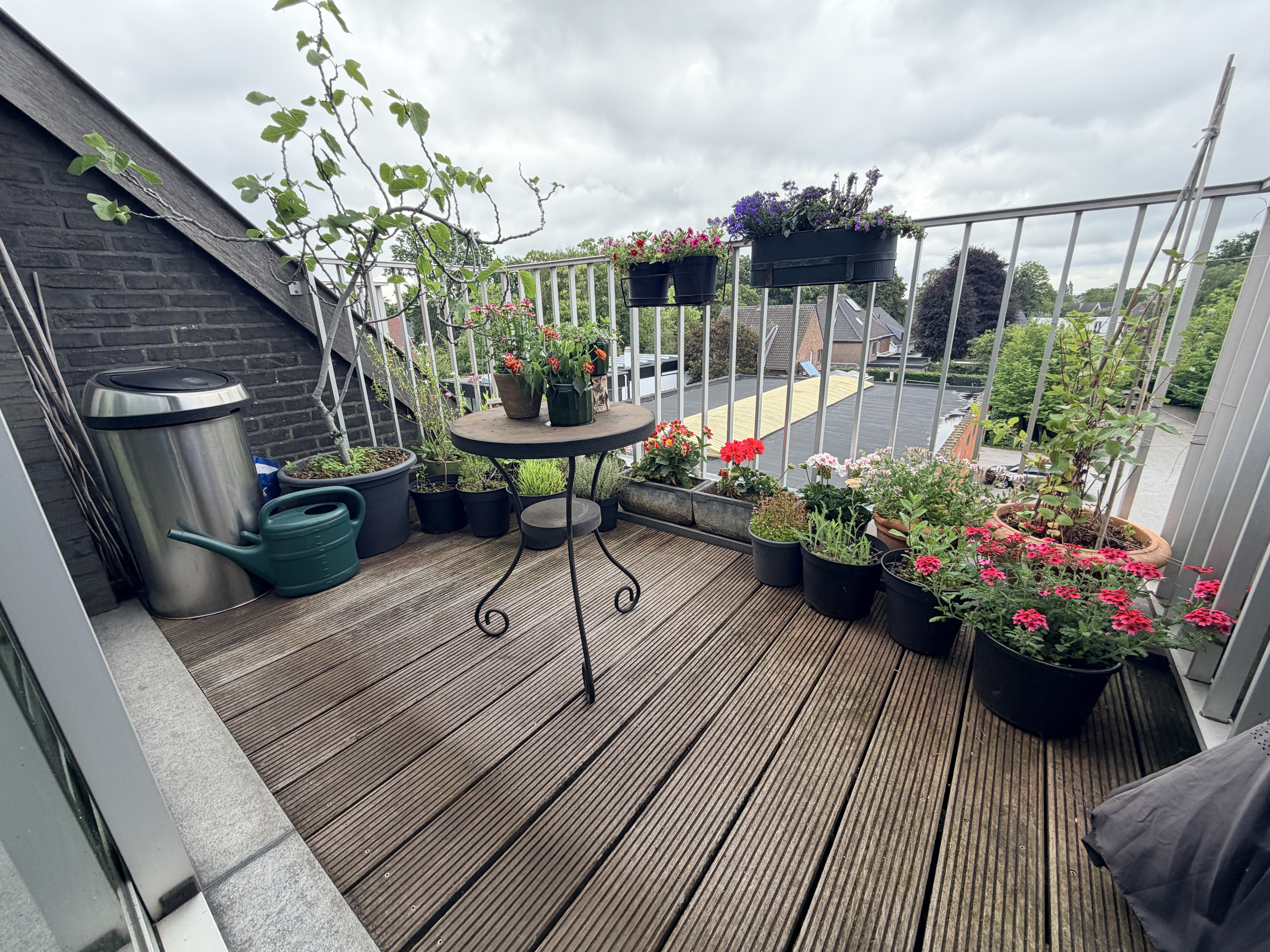 --- COMING SOON --- Ruim duplex-appartement met zonnig terras en autostaanplaats in centrum Oostakker! foto 2
