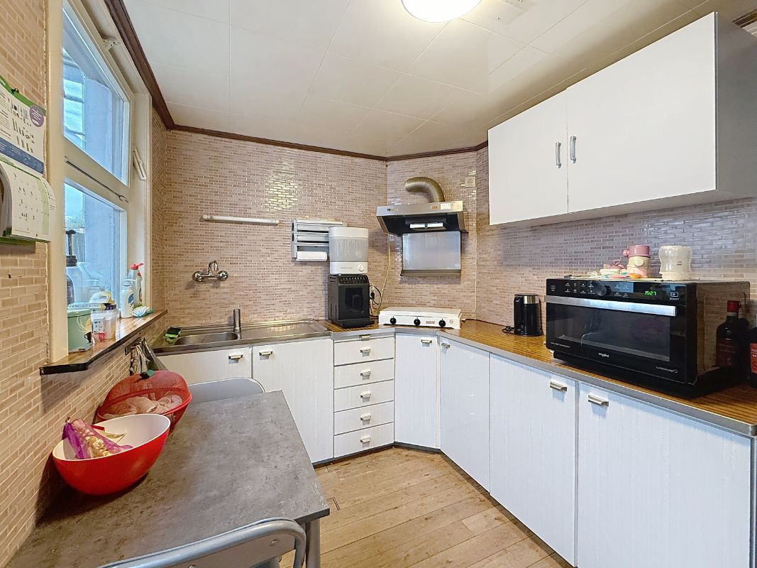 Investerings -of starterswoning met uitweg achteraan. foto 6