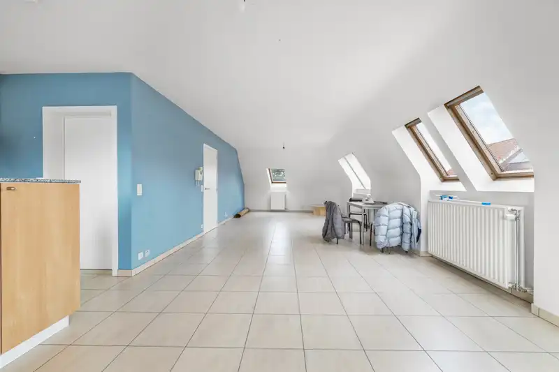 Roeselare : Ruim en lichtrijk hoekappartement gelegen op de tweede verdieping in een aangenaam woonerf met 1 slpks 83 m². foto 4