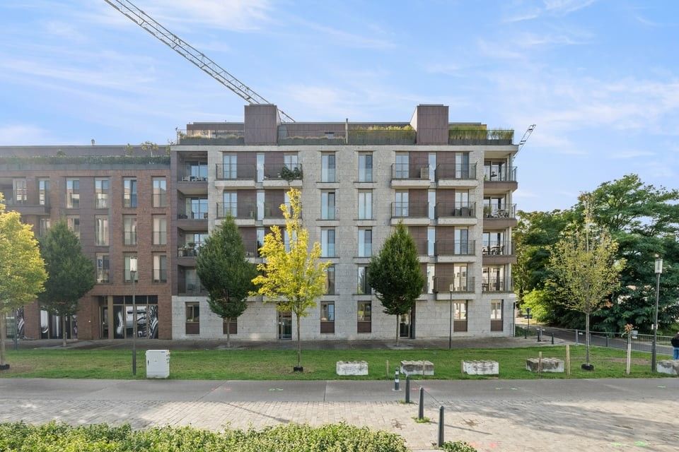 KNAP INSTAPKLAAR APPARTEMENT MET STAANPLAATS IN HET CENTRUM VAN HASSELT foto {{pictureIndex}}