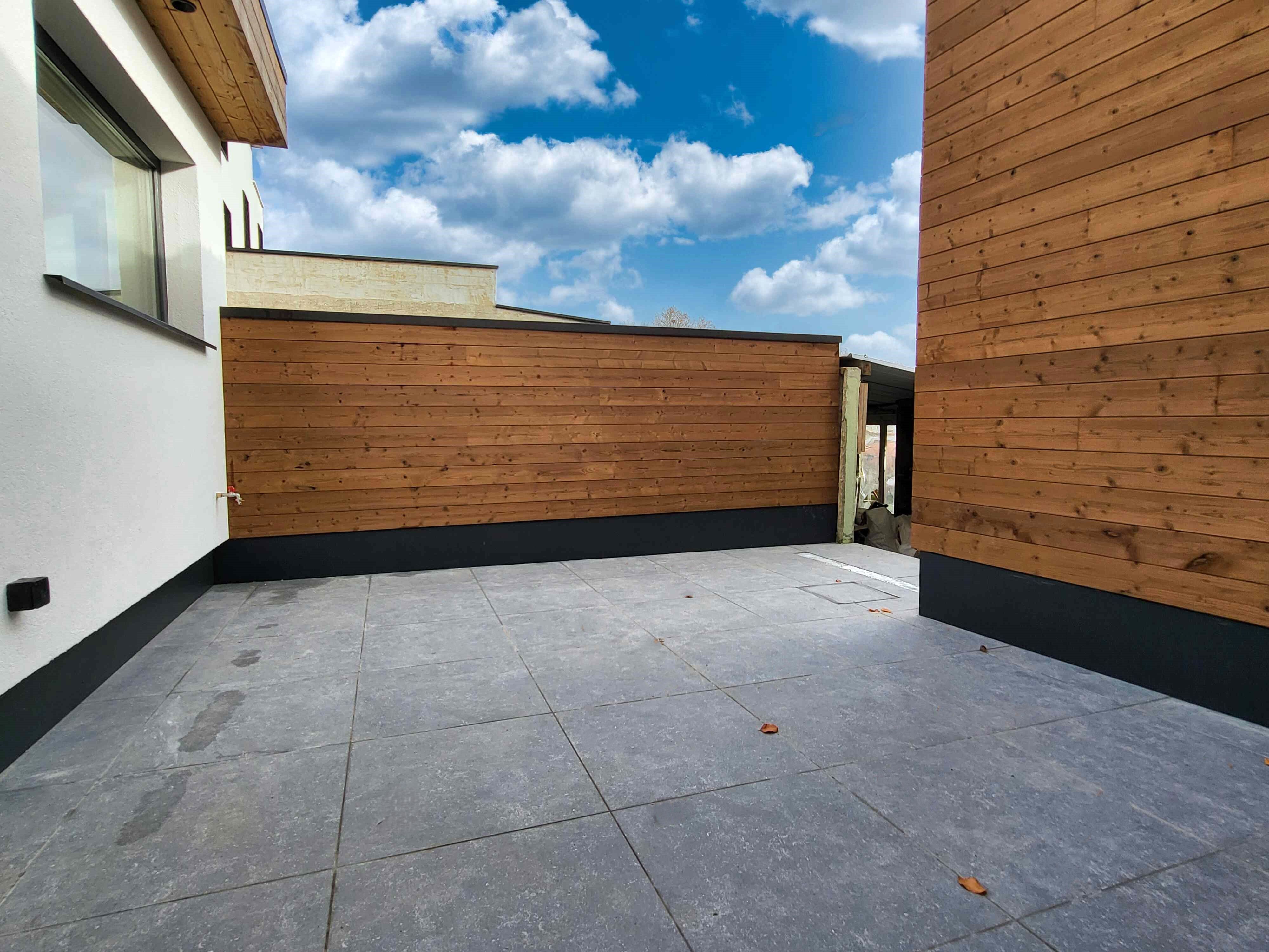 Deze volledig totaal gerenoveerde woning (2024–2025) combineert hedendaags comfort met een hoogwaardige afwerking en biedt maar liefst 5 ruime slaapkamers.  foto 2