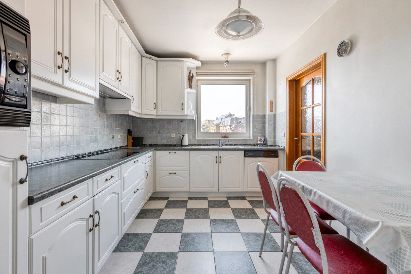 Mooi gelegen appartement met 3 slaapkamers en garage, centrum Tongeren   foto 9