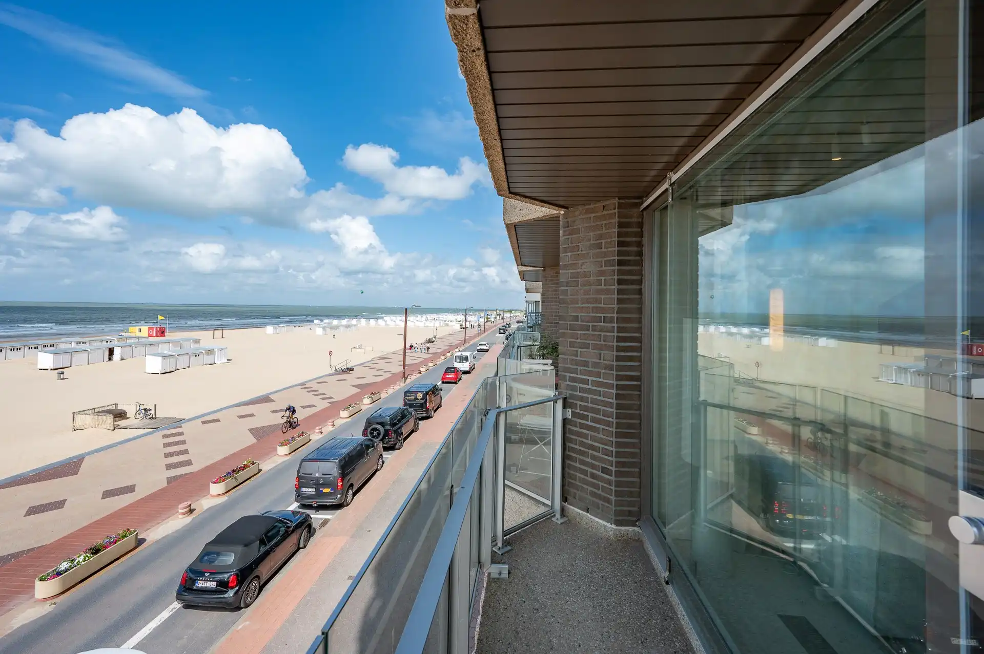 Zeer mooi gerenoveerd appartement met frontaal zeezicht op Zeedijk in het Het Zoute, gelegen vlakbij het Albertplein. foto 5