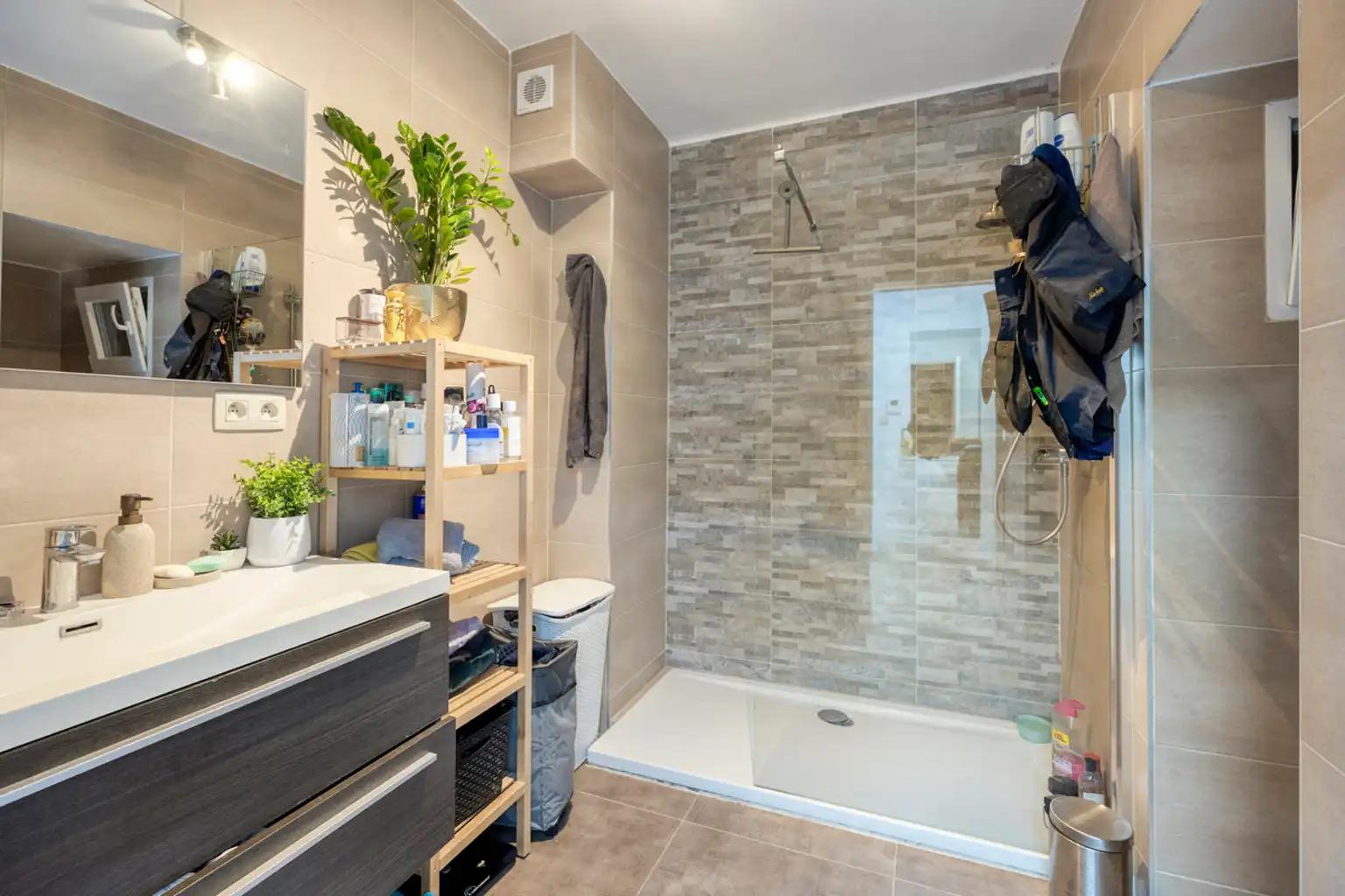 Instapklaar 2-slaapkamerappartement met garage foto 10