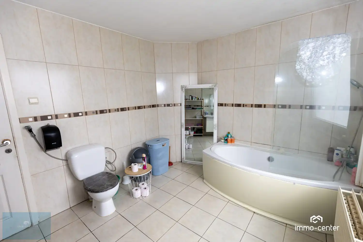 Ruime open bebouwing met westgerichte tuin in Genk foto 14