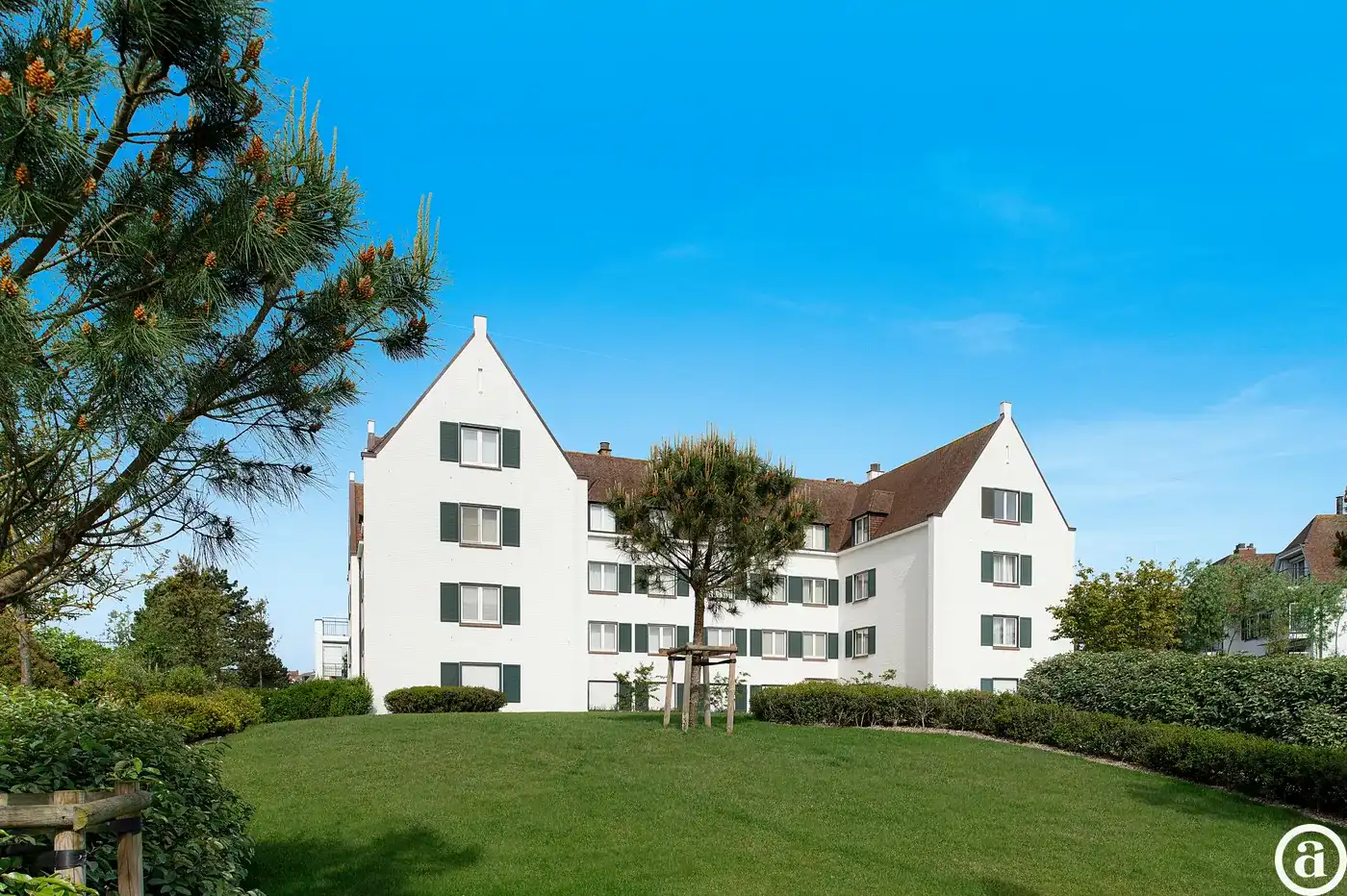 Exclusief appartement met open zicht op de Approach Golf in het hart van het Zoute. foto {{pictureIndex}}