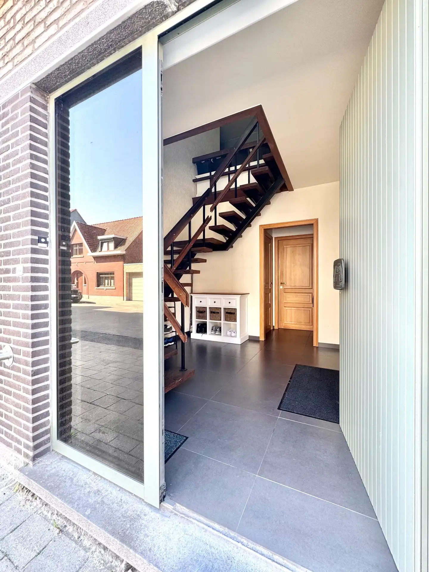 BREDE GEVEL- WOONST| HANDELSGELIJKVLOERS OF KANTOOR| DUBBELE GARAGE | TUIN |1.055 M² foto 14