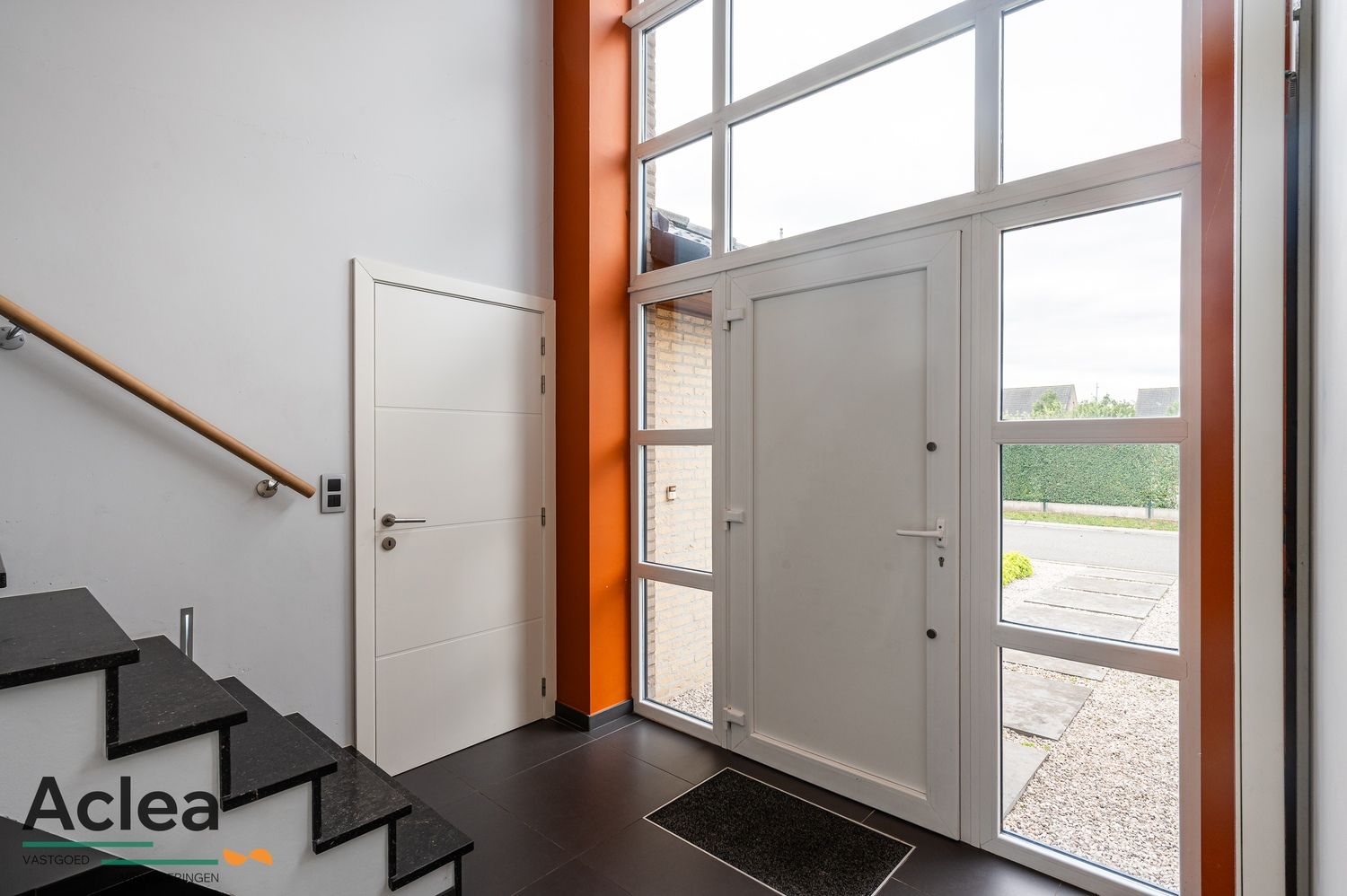 Moderne alleenstaande woning op een ruim perceel foto 2