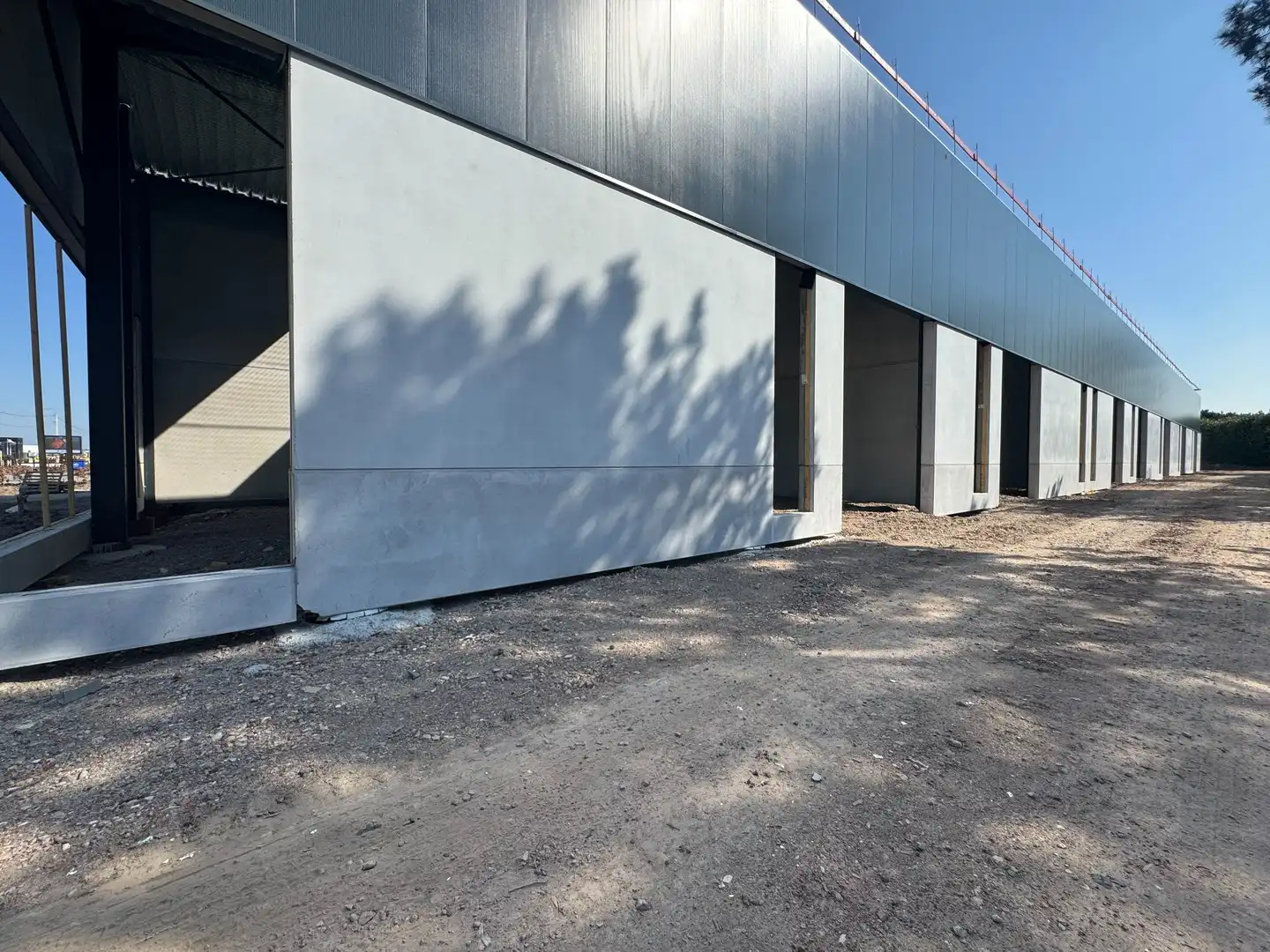 NIEUWBOUW KMO TOONZAAL INCL. 6 STAANPLAATSEN foto 2